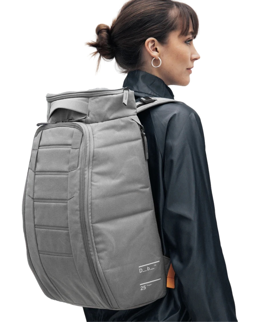 Douchebags DB Hugger Backpack 25L Sand Grey Sekk Grå - modostore.no