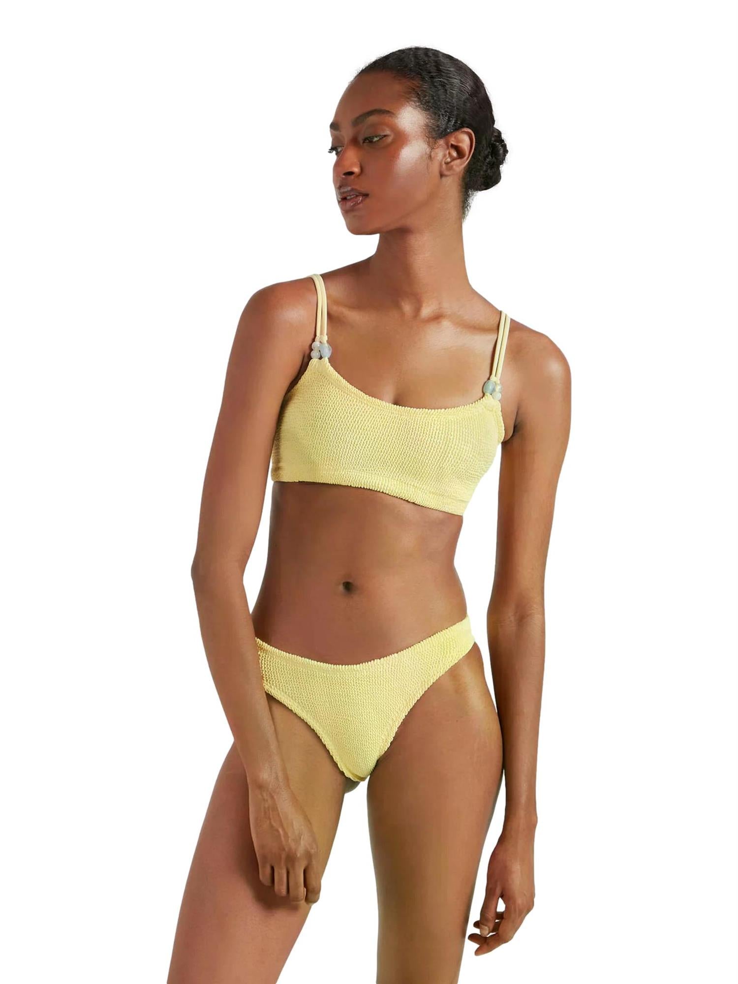 Hunza G Cassie Butter Bikini i gul med perledet design, vises som en stilren, fargerik bikinibekledning i bilde.
