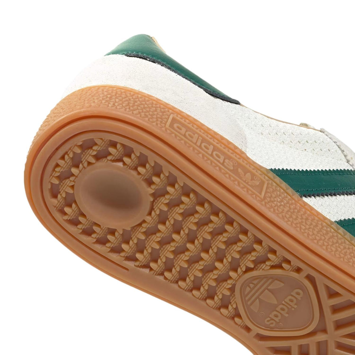 Adidas Handball Spezial IH6592 sko i beige og grønn, sportssko med komfortabel design og sporty utseende.