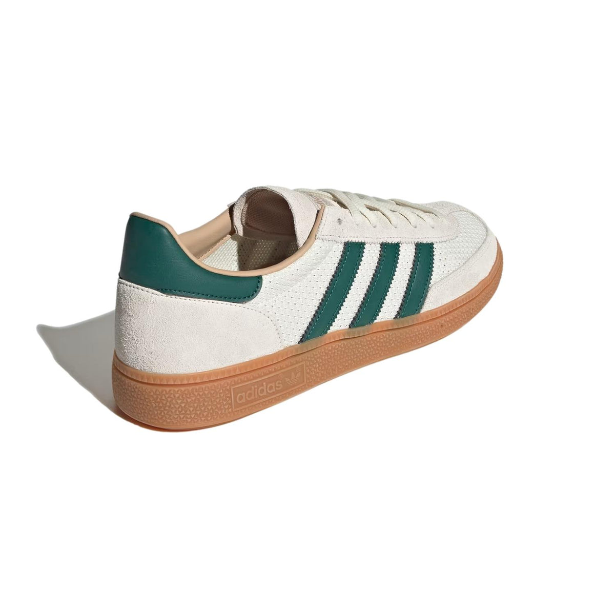 Adidas Handball Spezial IH6592 sko i beige og grønn, sportssko med komfortabel design og sporty utseende.