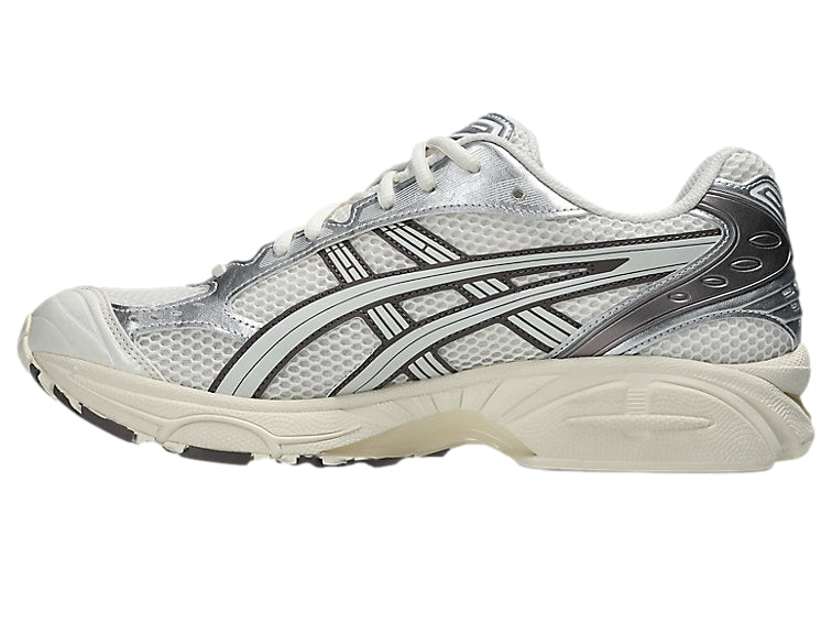 Asics GEL-KAYANO 14 joggesko i krem og kakaobrun med off-white detaljer, vises på bildet.