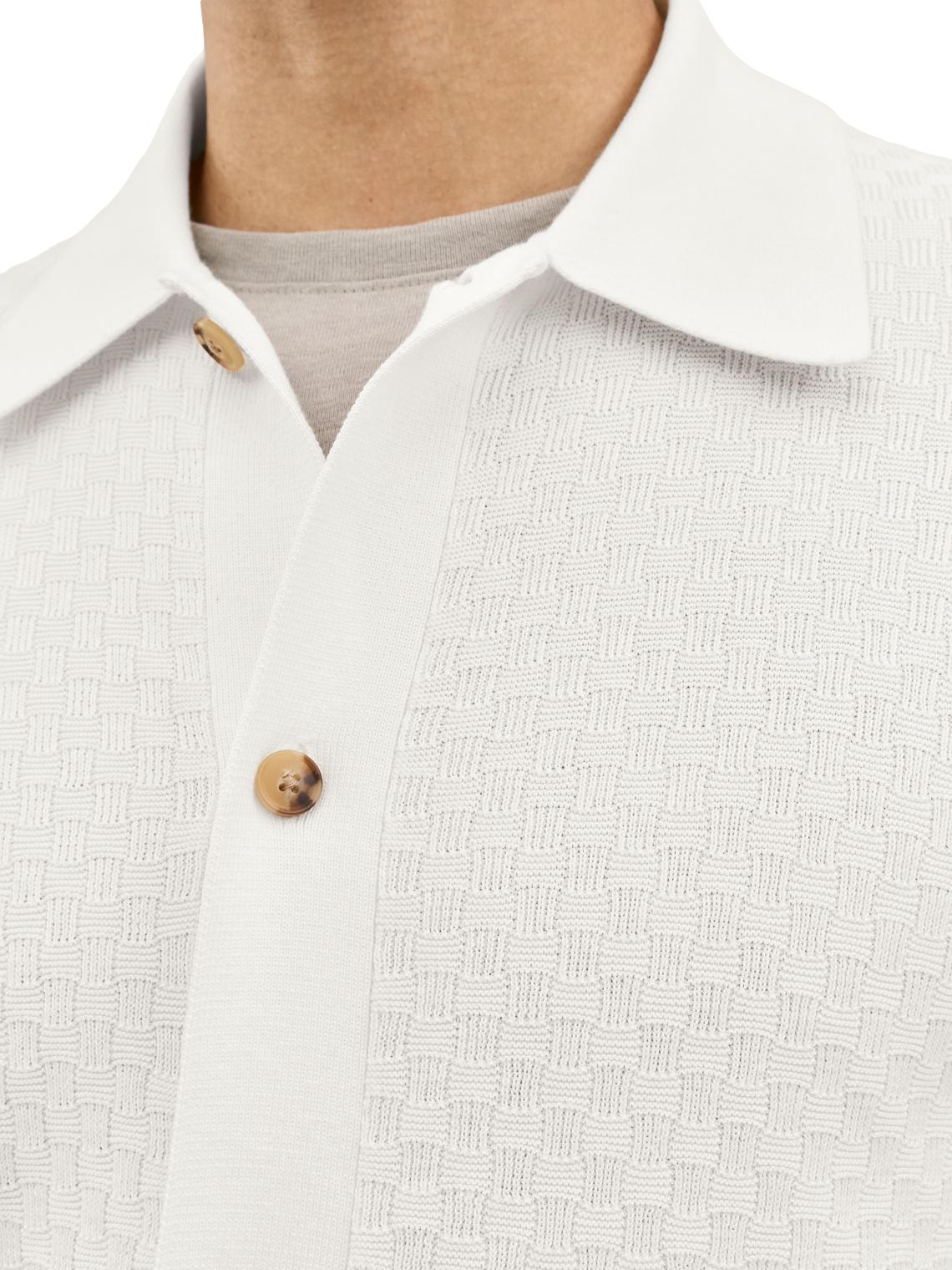 Tiger of Sweden Araawen skjorte i off-white med langermede, klassiske knapper og elegant design.