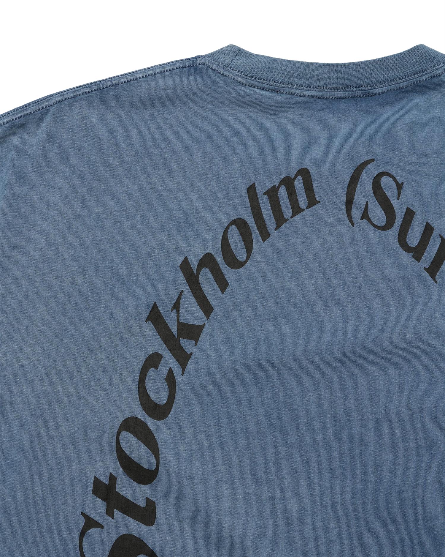 Blå Stockholm Surfboard Club T-skjorte med logo på baksiden, bomull, avslappet passform, for surfere og strandentusiaster