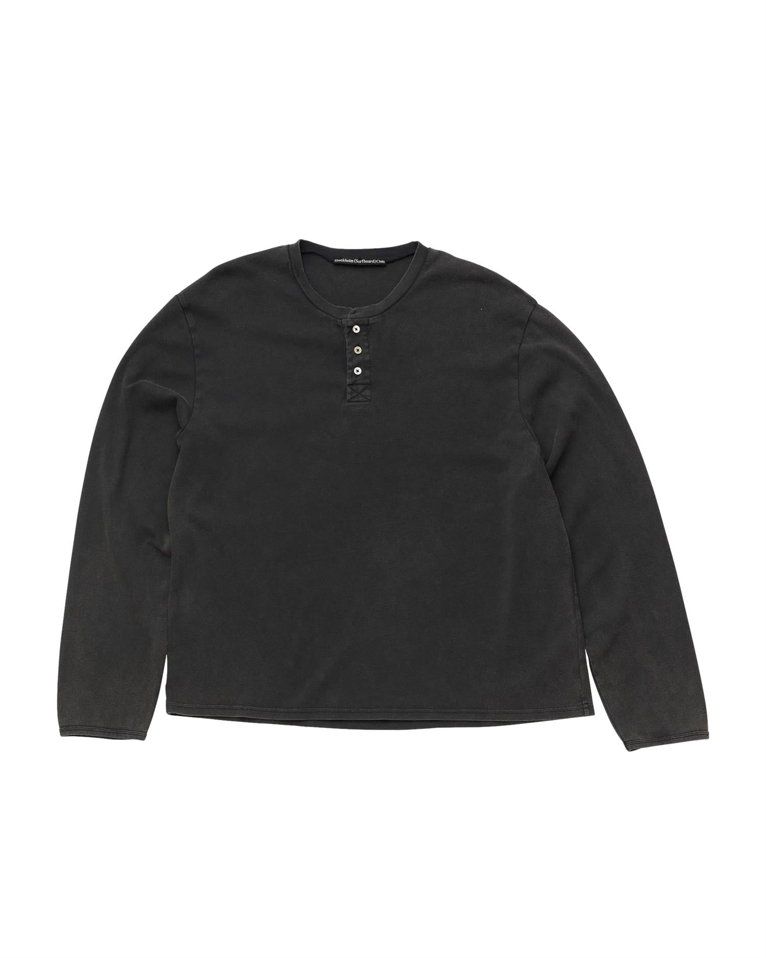 Stockholm Surfboard Club Eye Henley Genser Sort - modostore.no
