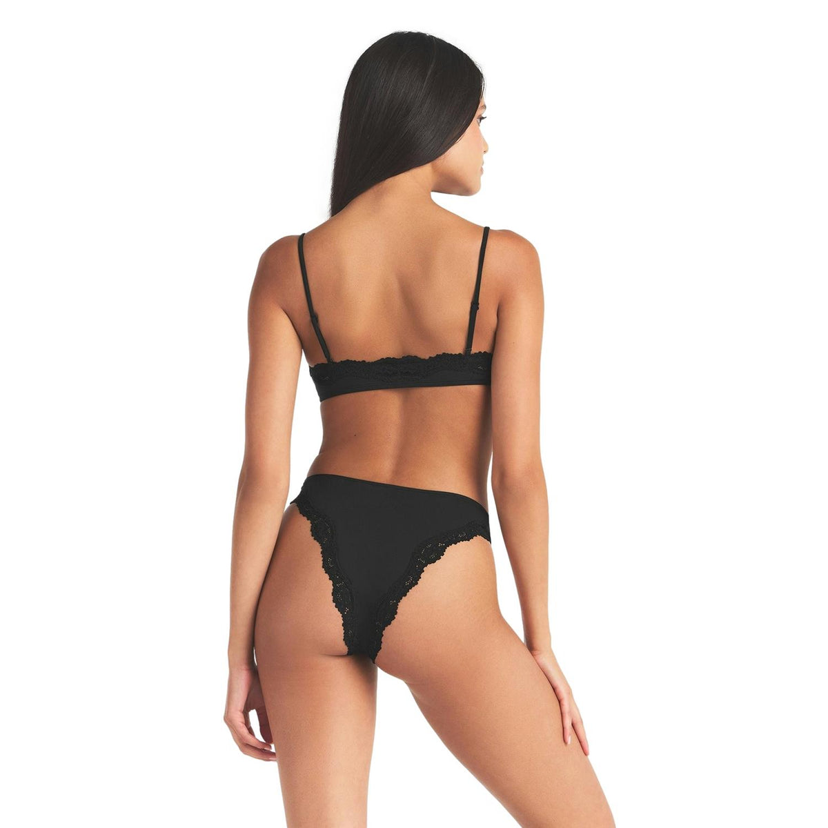 Sort SKIMS Fits Everybody Lace Scoop Bralette, komfortabelt undertøy med blonder og mykt stoff, vist på modell.