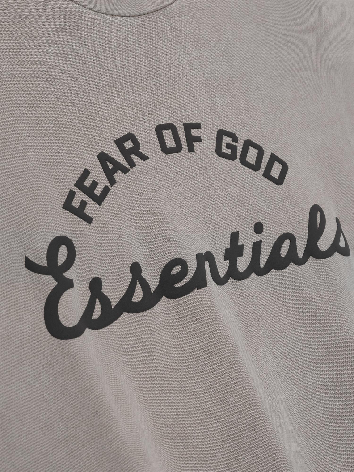 Fear of God Essentials Traning 90's Short Sleeve Tee T-shirt Lysegrå - modostore.no