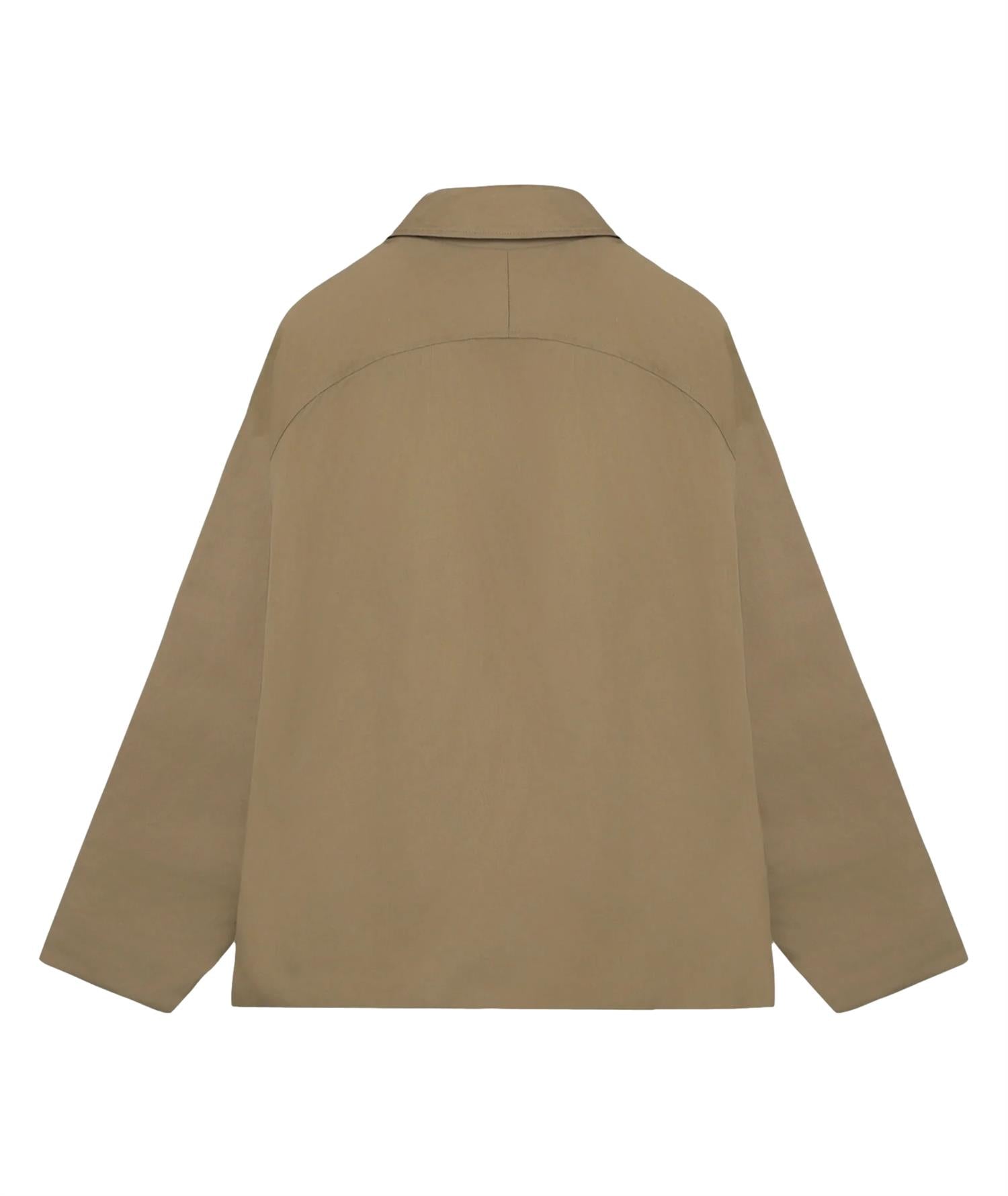Brun/beige Garment Project Ray jakke med lommer og knappelukking, vist på modell.