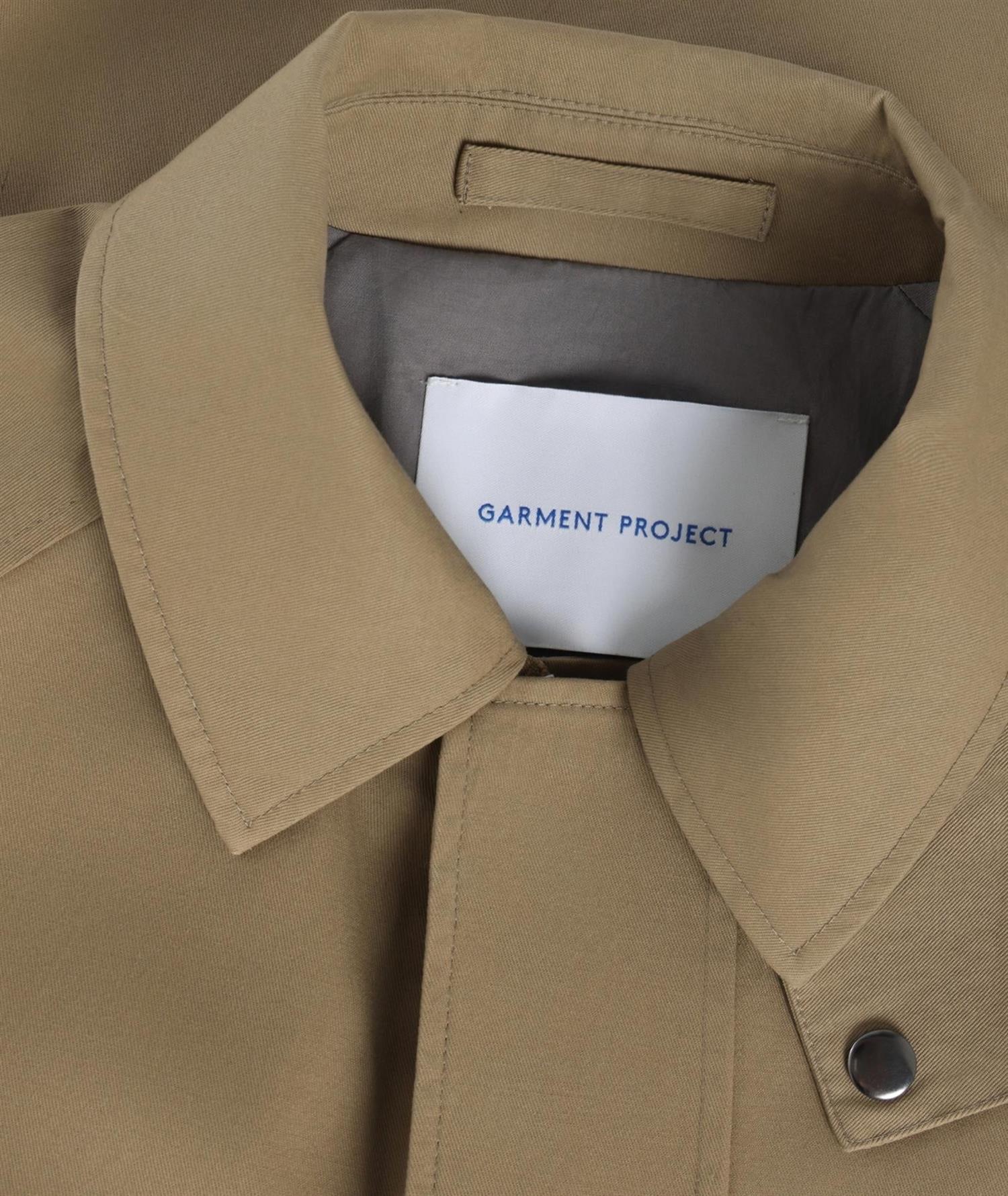 Brun/beige jakke fra Garment Project, vist på modell, med glatt stoff og klassisk passform.