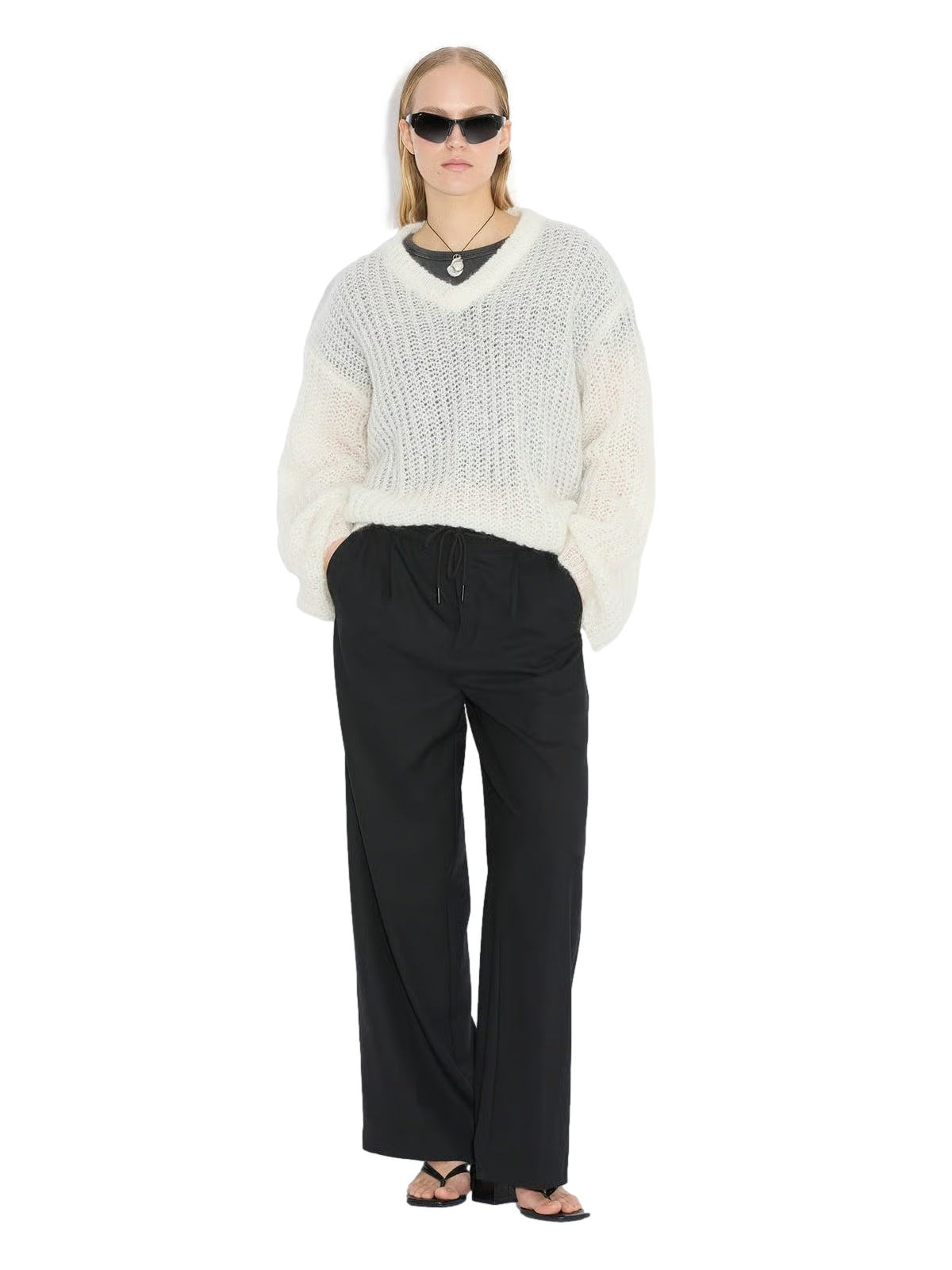 Holzweiler boxy mohair V-halsgenser i off-white, nærbilde av mykt og tynt ullstoff, moderne og avslappet design.