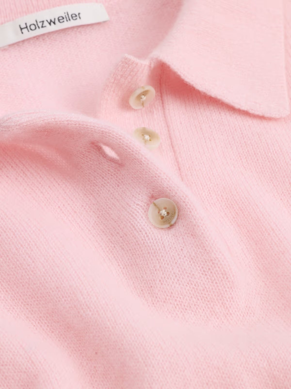 Holzweiler cashmere kortermet polo genser i rosa, myk og stilfull med komfortabel passform, vist på modell.