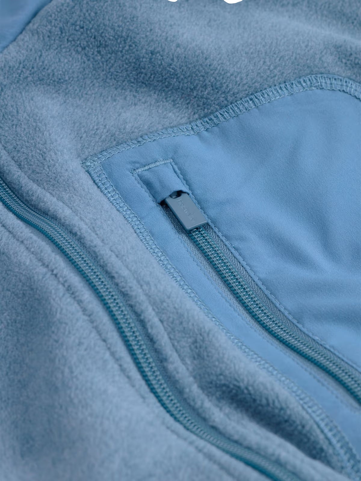 Holzweiler regular fleece vest i blått, myk og varm vest i bomull og fleece, foran vises glidelås og logo.