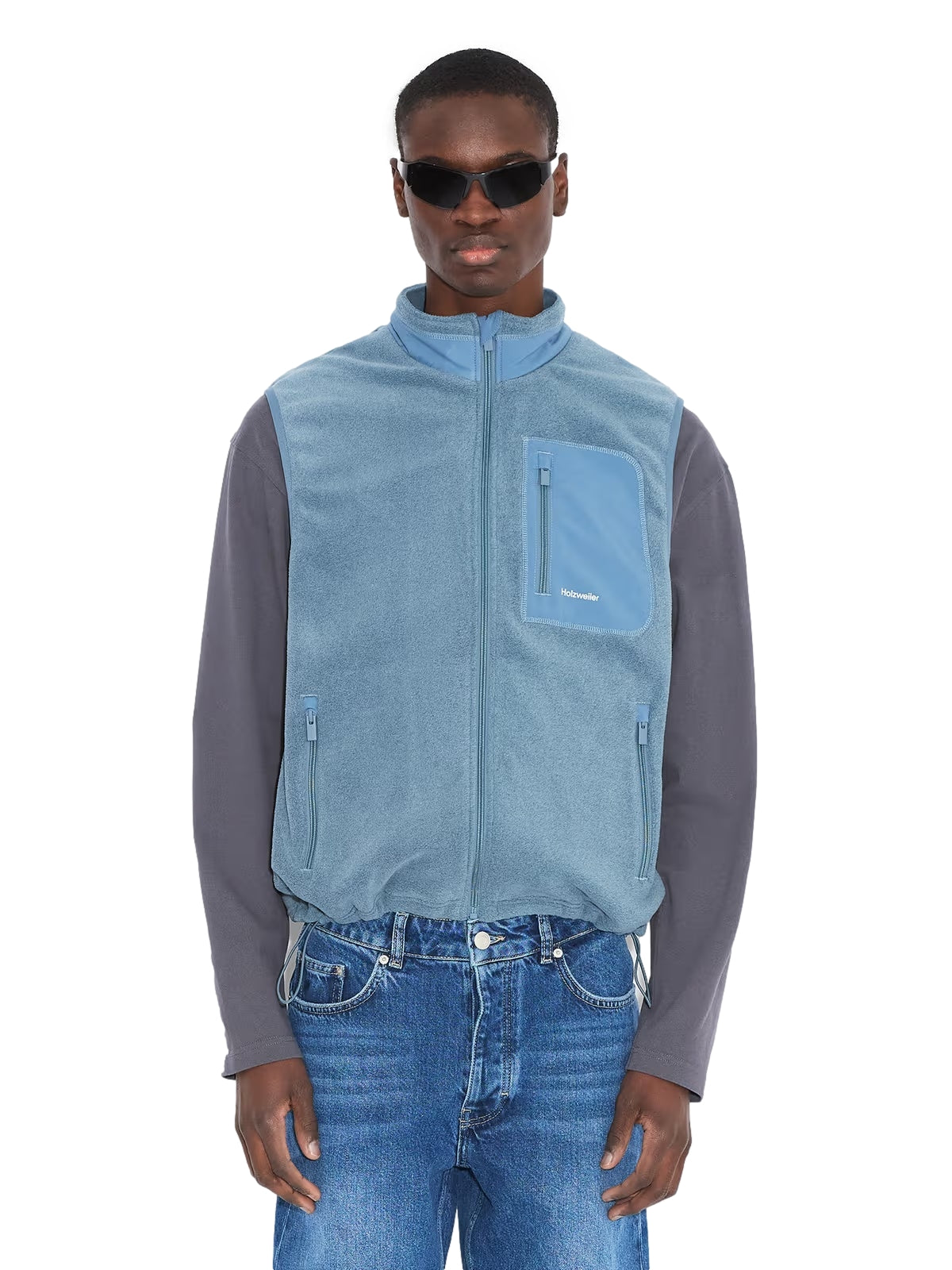 Holzweiler regular fleece vest i blå med mykt stoff og ribbestrikkede detaljer, vist foran i et lyst miljø.