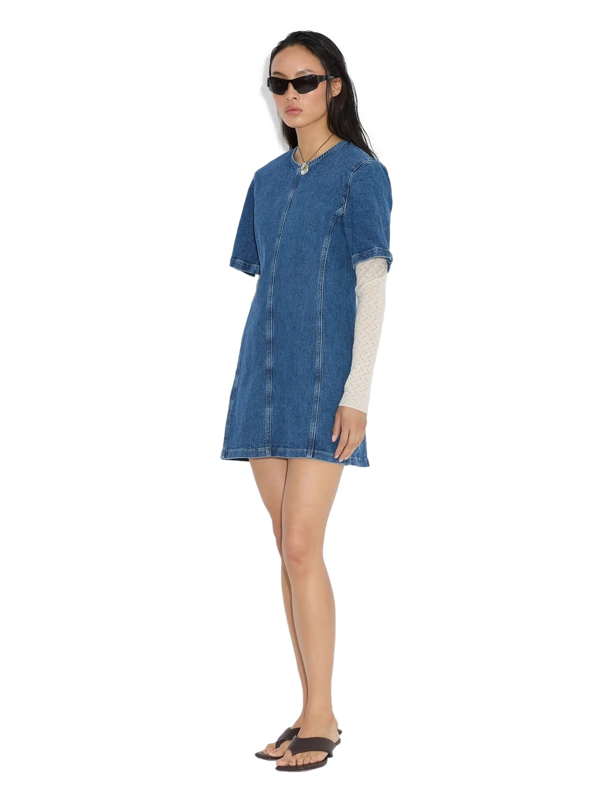 Holzweiler kort denimkjole med rett passform, synlig med knappelukking og lommer, laget av klassisk denimstoff.