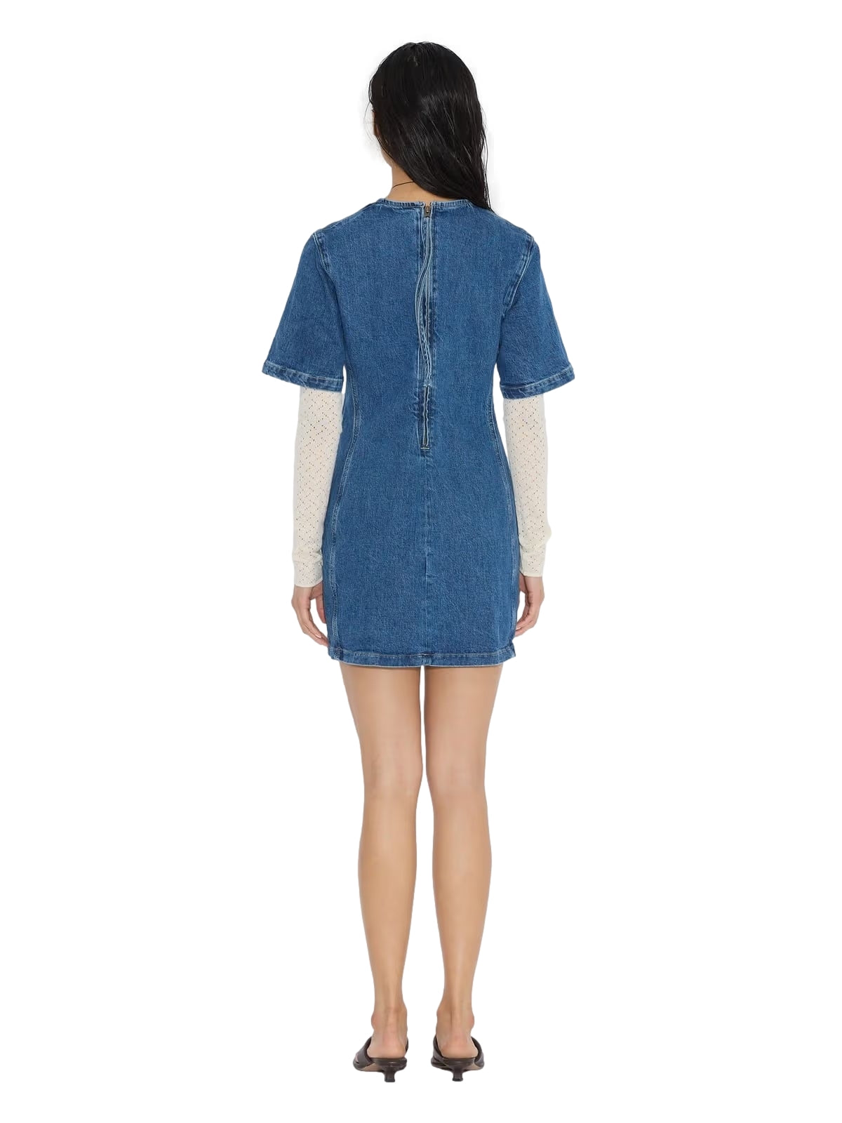 Holzweiler kort denimkjole med lommer og knappelukking, laget av blå denimstoff, vist på modell.
