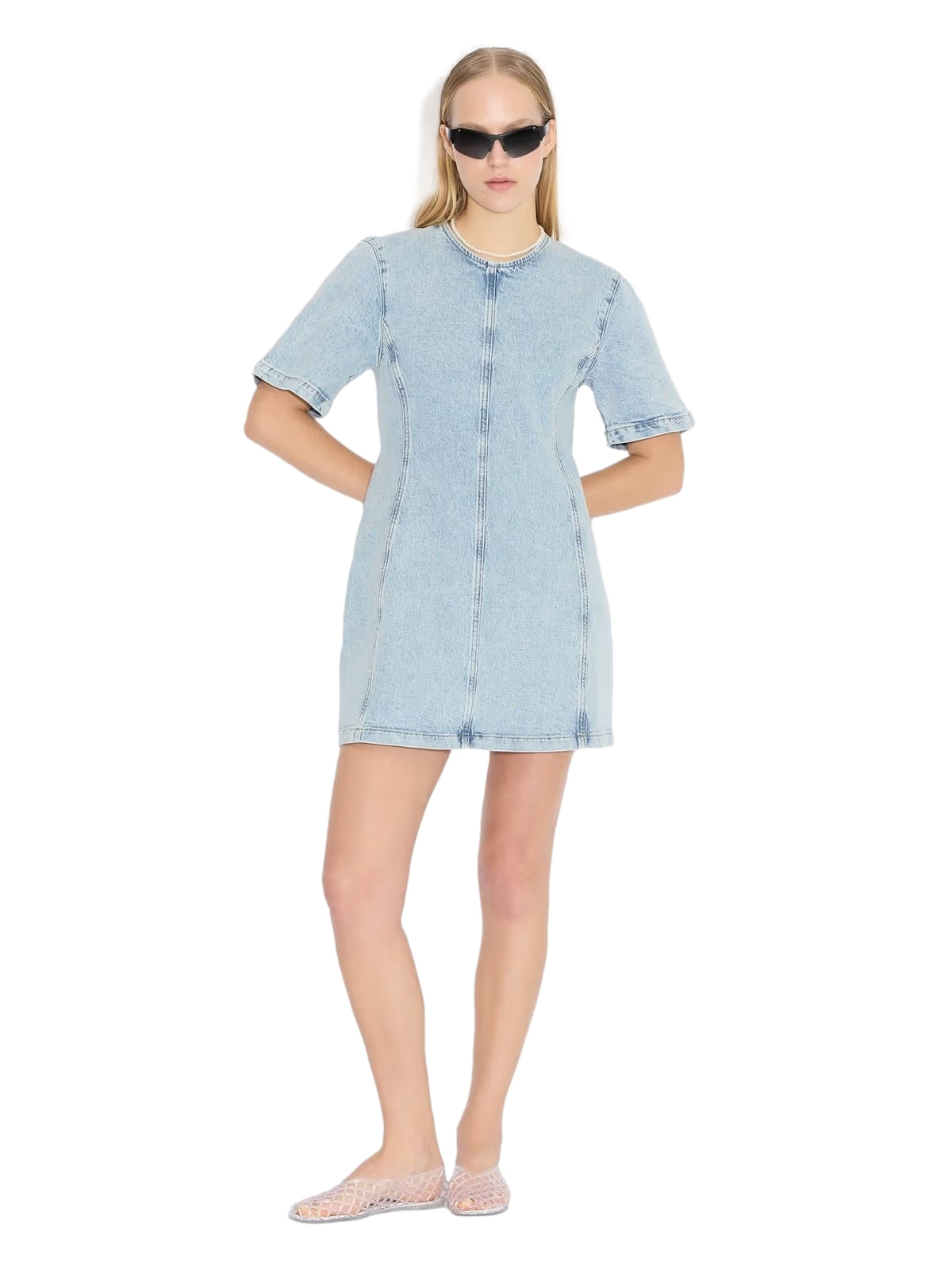 Lyseblå Holzweiler kort denim kjole med lett passform og casual stil, vist på modell.