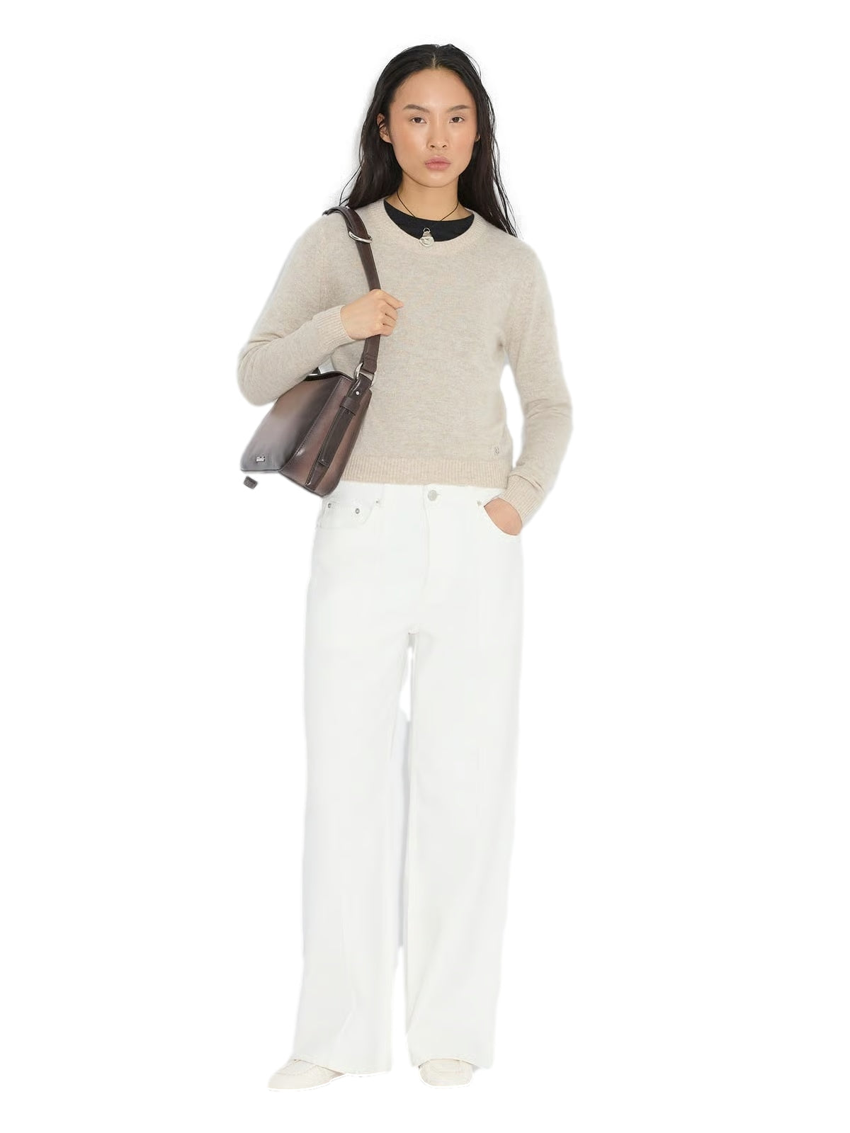 Beige Holzweiler cashmere crewneck i myk og komfortabel ull, synlig med rund hals og avslappet passform.