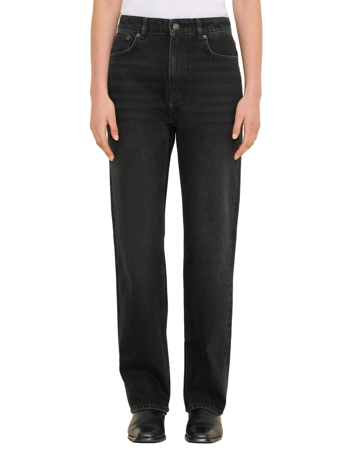 Holzweiler W. Regular Jeans i vasket sort, viser klassisk jeans med normal passform og mørk vask, støttet av merkevaren Holzweiler.