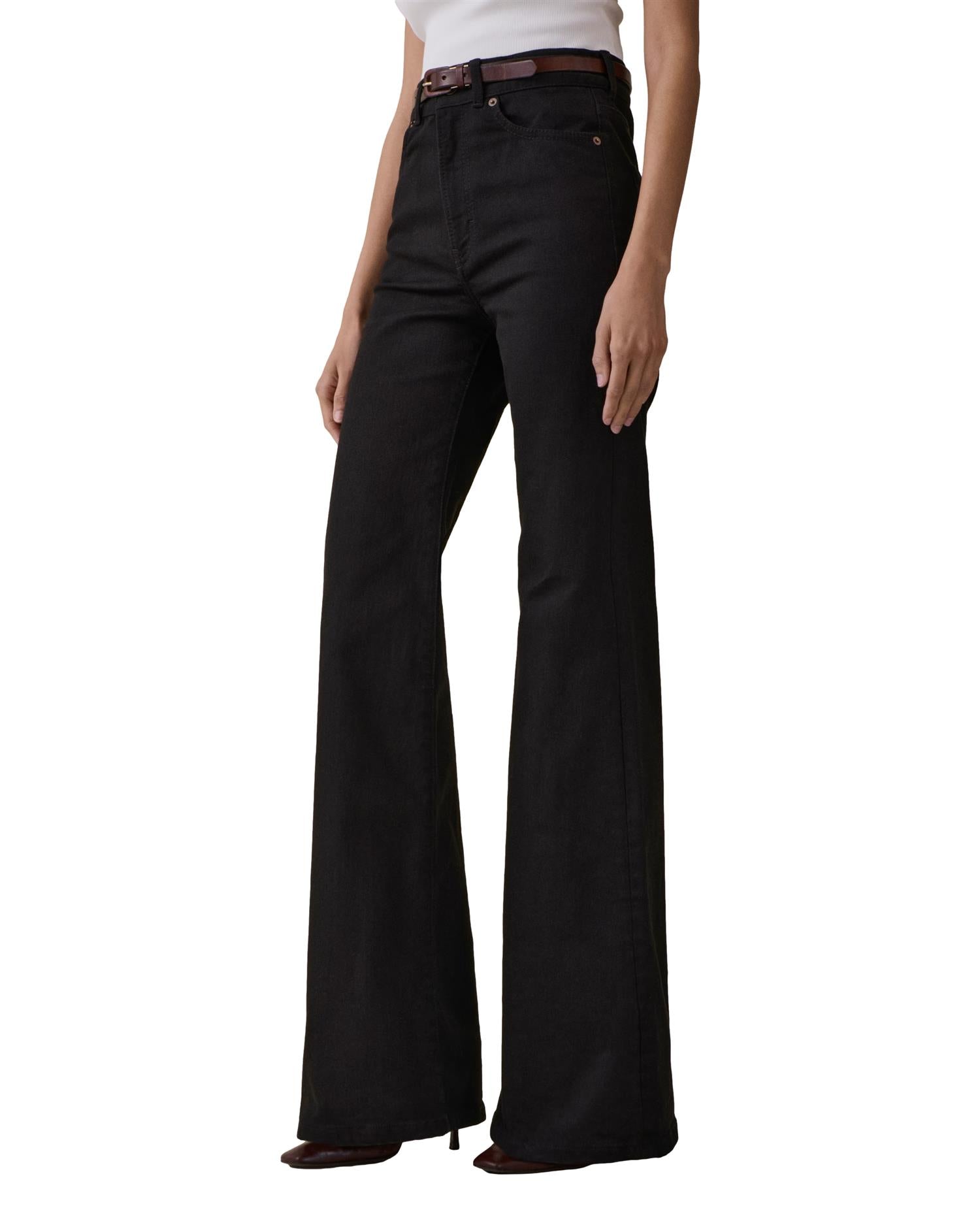 Sort Jeanerica Fuji Rinse Stay Black jeans, nærbilde av klassisk, tettsittende denim med justert passform og synlige sømmer
