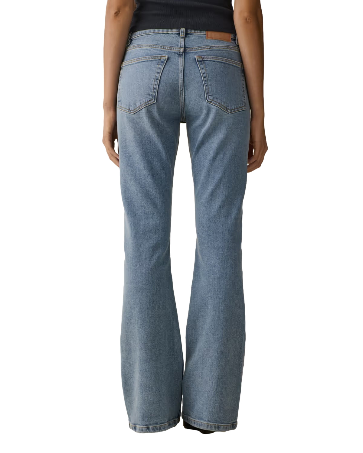 Lyseblå Jeanerica vintage jeans med klassisk snitt, synlige detaljer og slitte områder, vist på en modell.