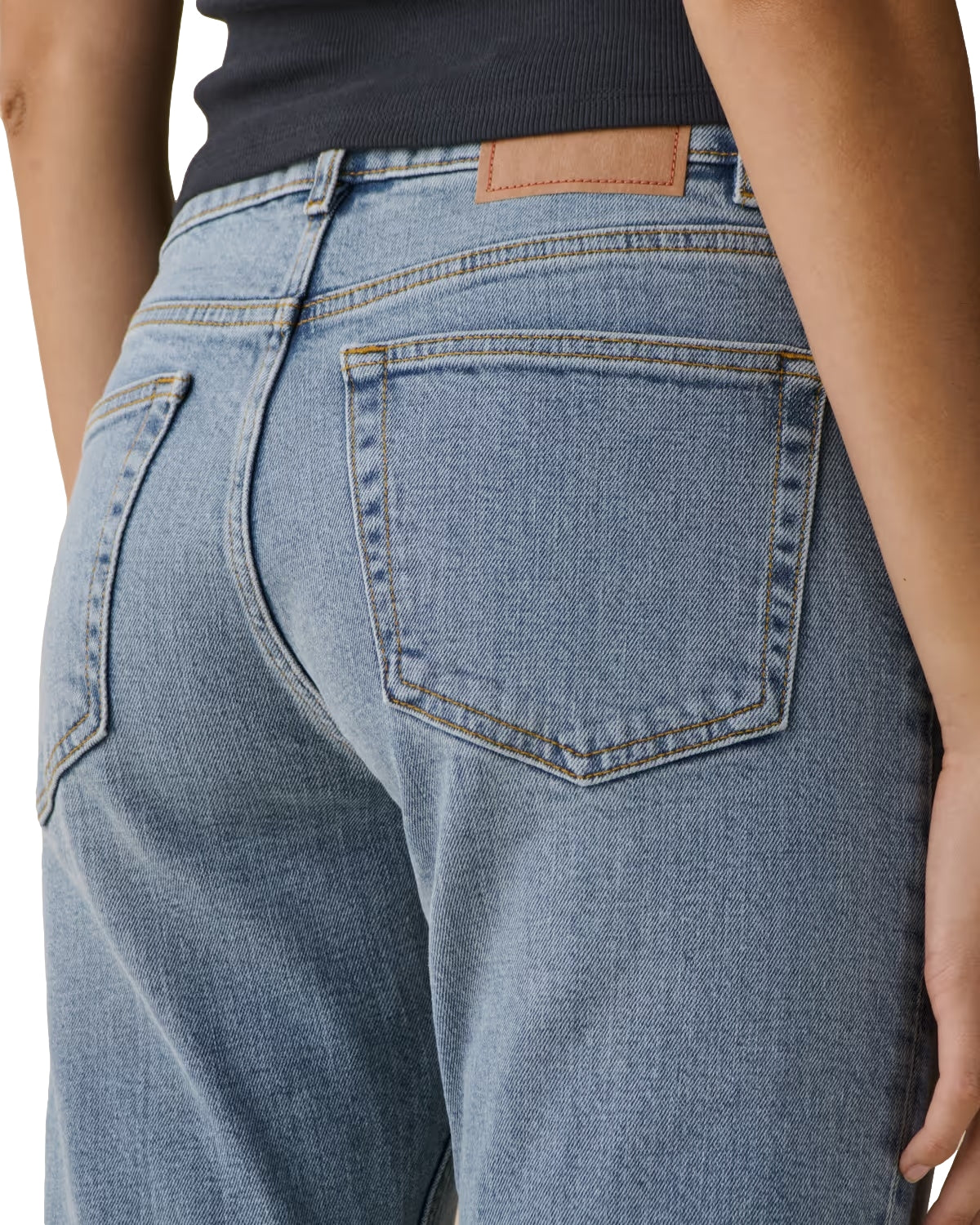 Lyseblå Jeanerica Moda Azurro vintage jeans med klassisk snitt og slitt detalj, synlig fra forsiden av bildet.