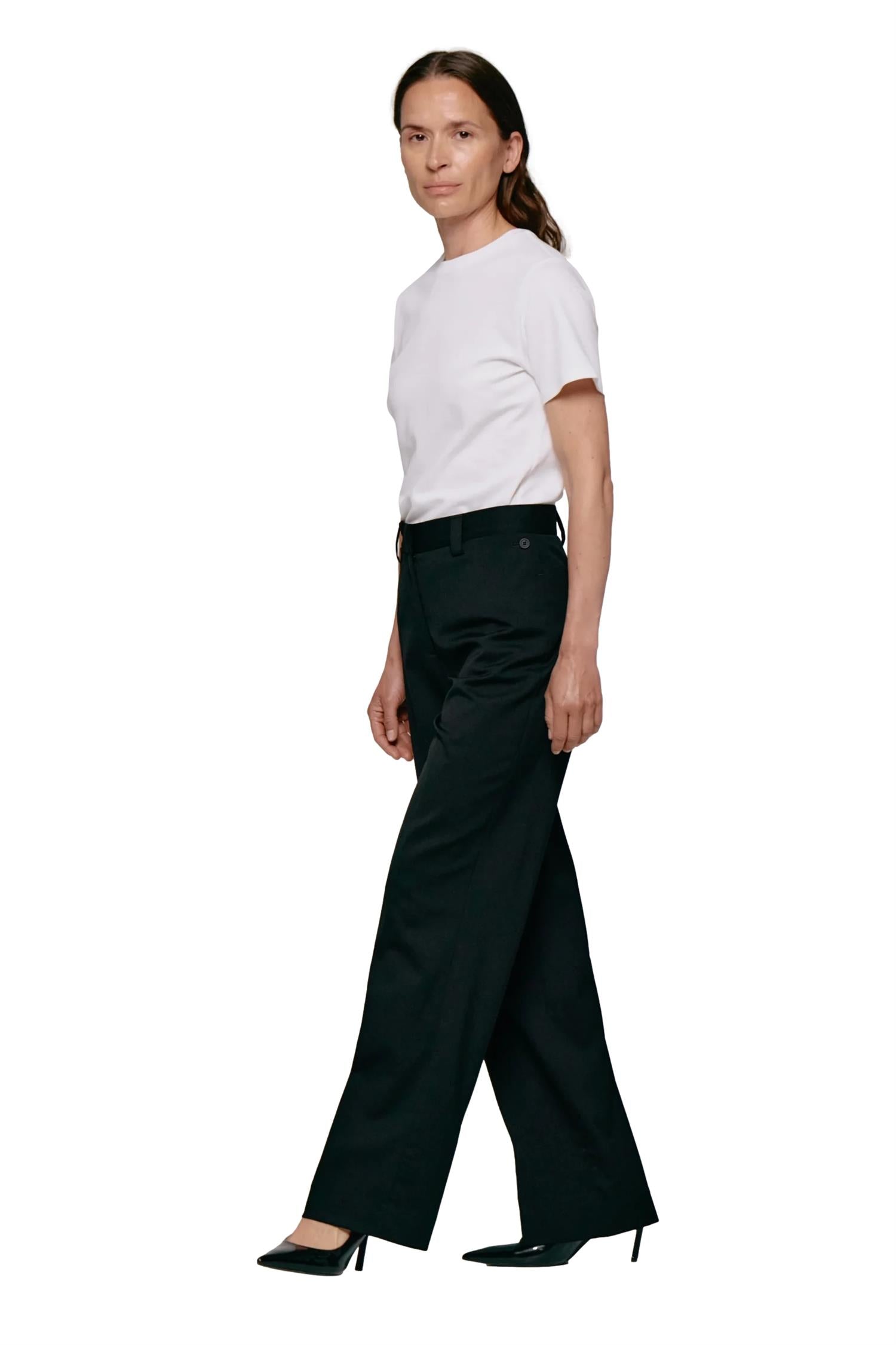 Hvit Julie Josephine Agnes T-skjorte med enkel design, myk bomullsstoff og avslappet passform.