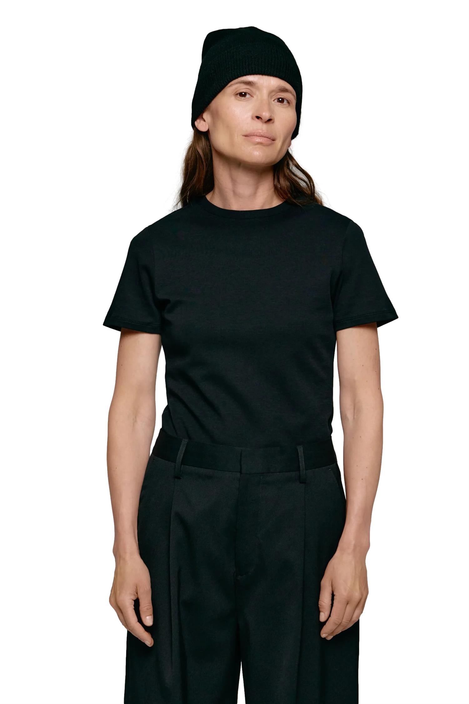 Sort Julie Josephine Agnes T-skjorte i bomull med enkel design og rund hals, foran bilde av Julie Josephine-logo.