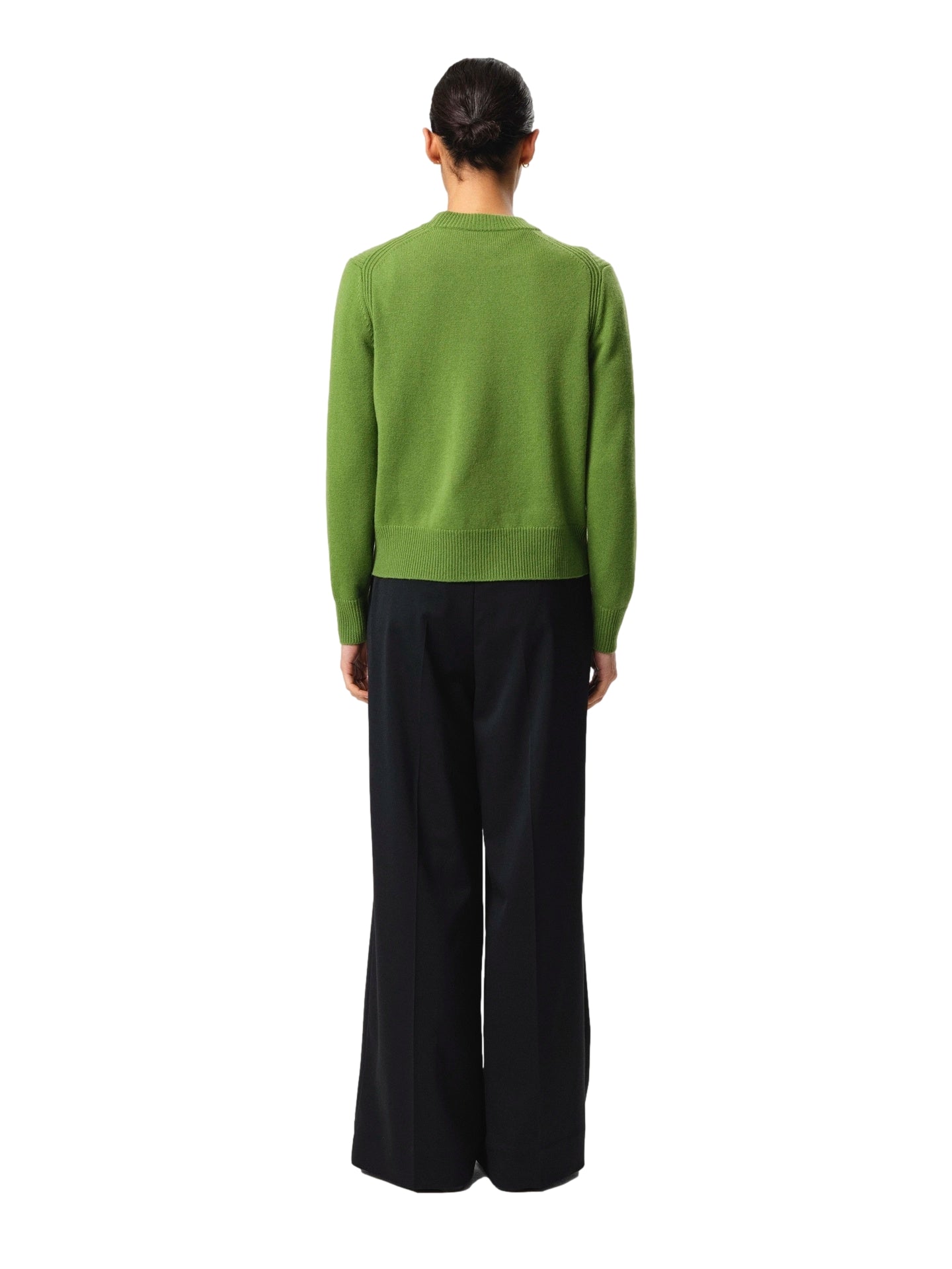 Grønn Julie Josephine Alma genser med rund hals og lang erme, vist på en modell. Komfortabel og stilig vintergenser.