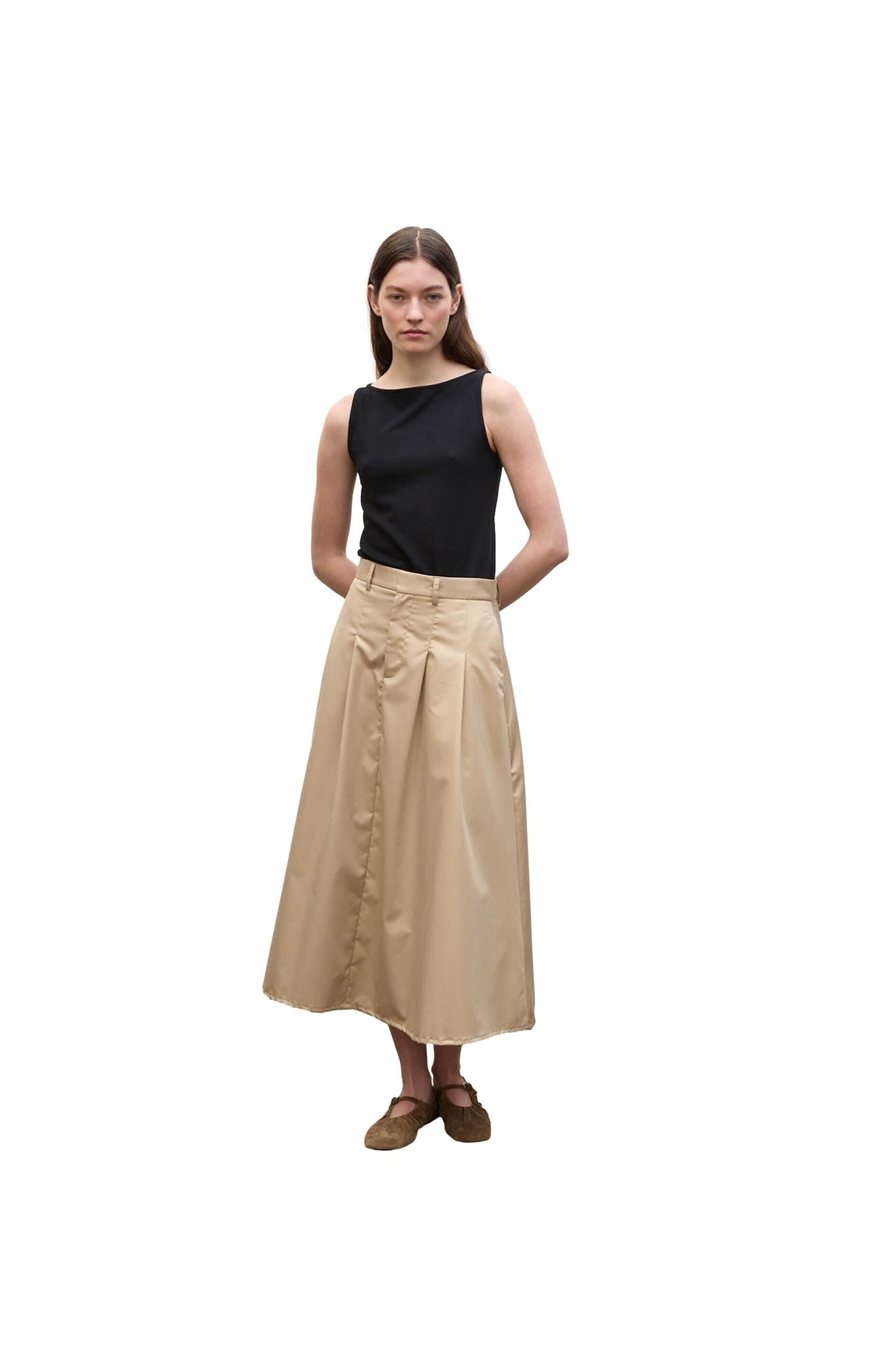 Julie Josephine Beatris topp i sort, myk og behagelig, vist på modell, perfekt som casual antrekk.