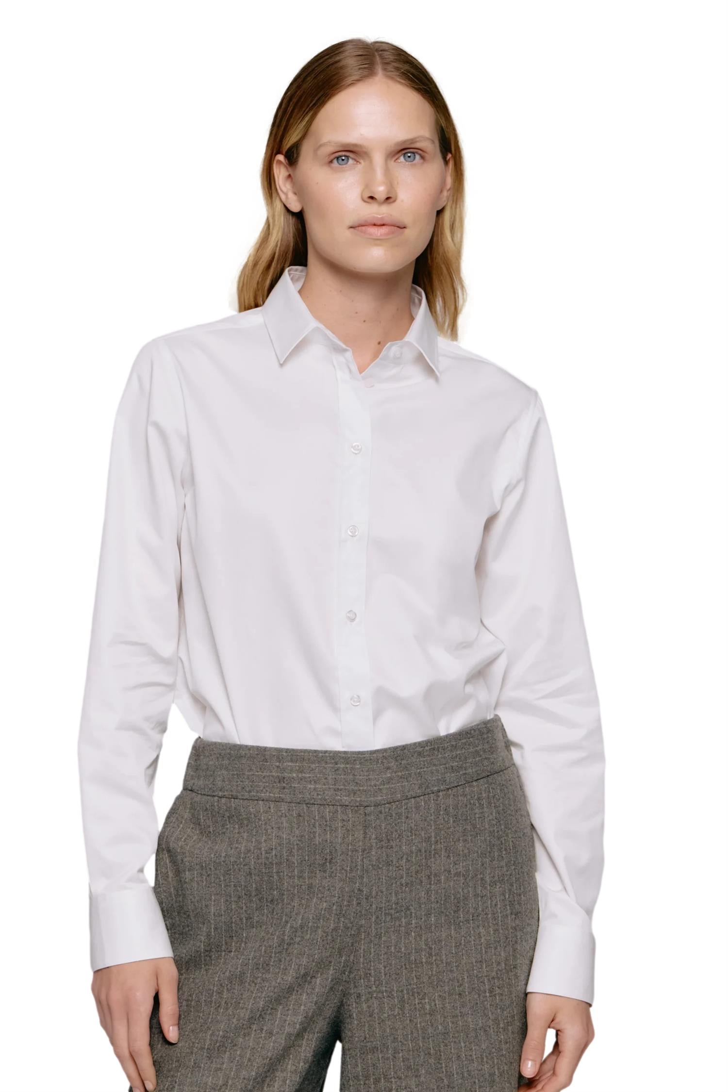 Hvit Julie Josephine Liv skjorte, stilren og komfortabel, vist på modell med knappelukking og klassisk krage.