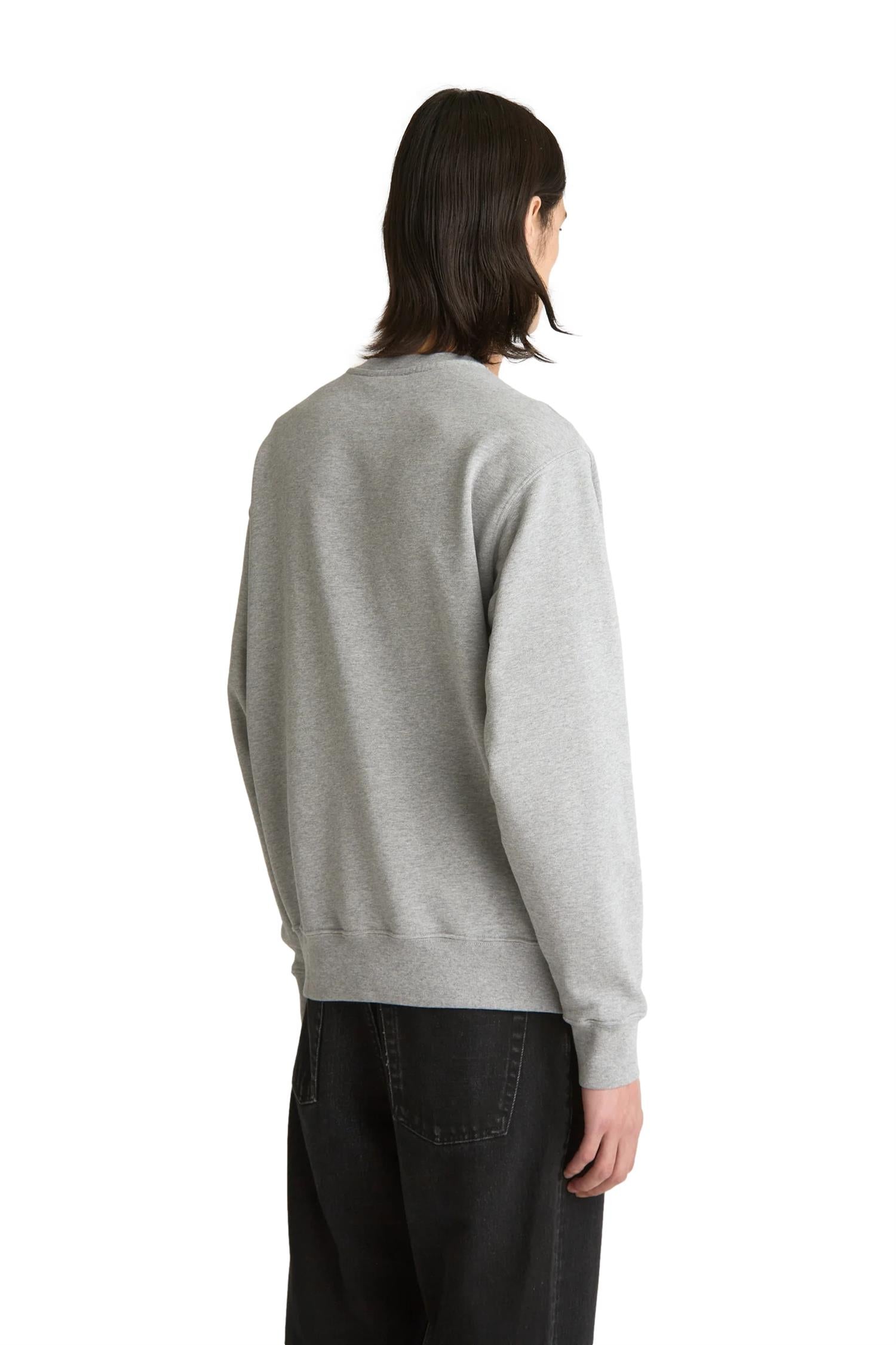 Livid Ayon grå genser laget av mykt stoff, vist på en modell, med ribbestrikket krage og mansjetter.