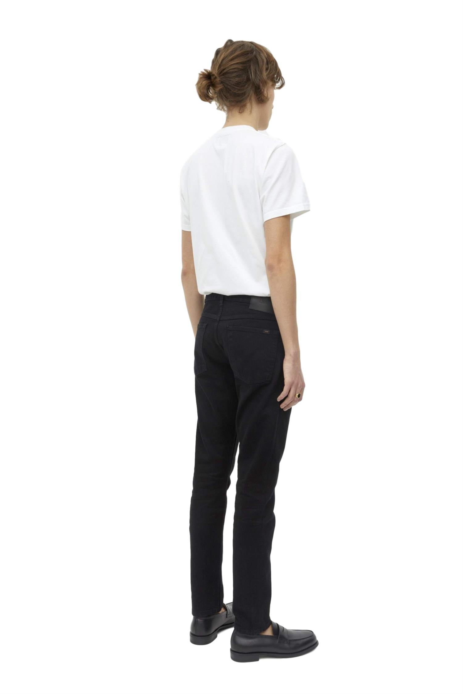 Livid Jone jeans i svart, slitesterkt denim med klassisk passform og synlige sømmer, vist på en modell.