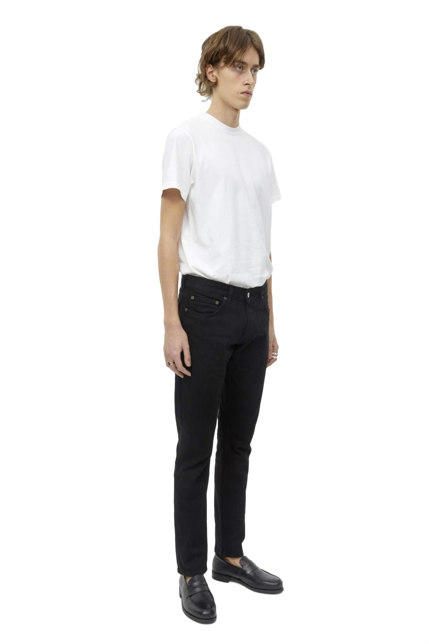 Livid Jone jeans i svart, klassiske jeans med rette ben, vises på bildet. Slim fit og slitesterkt stoff.
