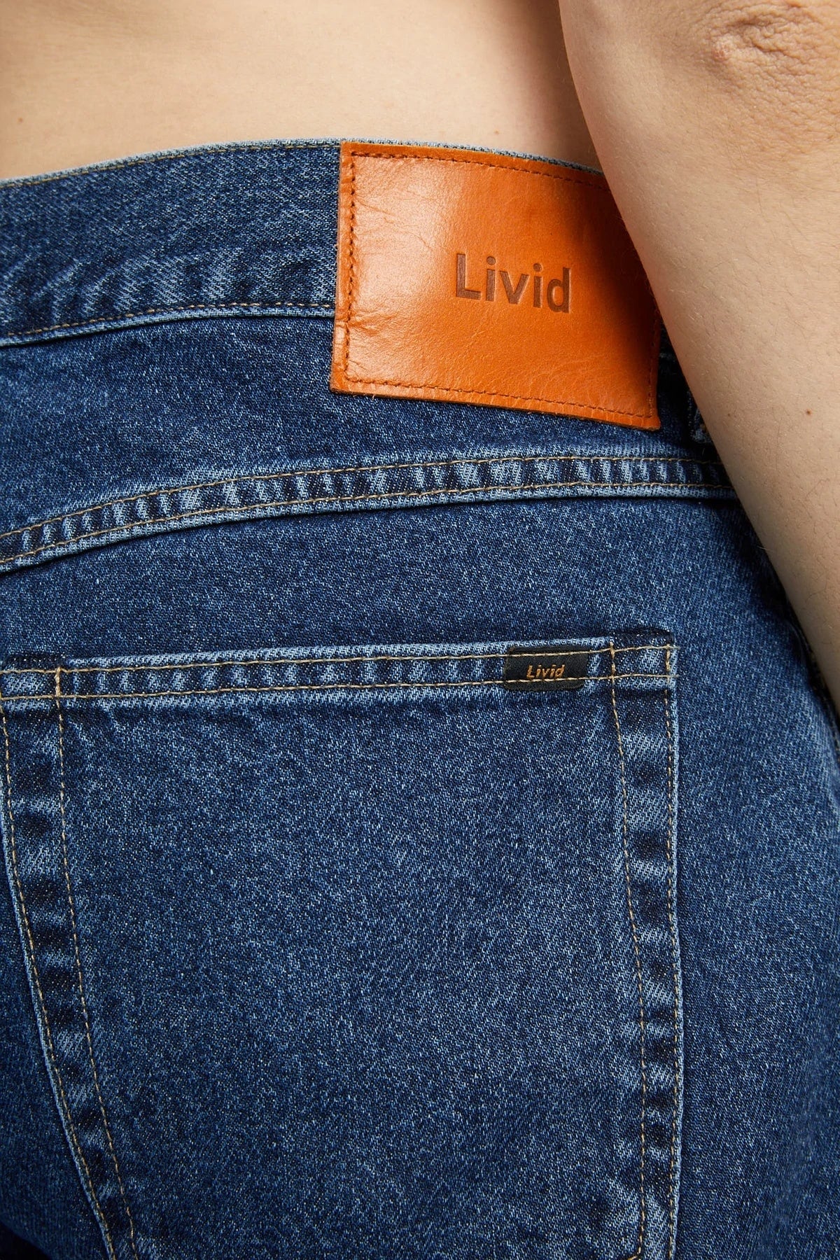 Livid Kai Japan Dawn jeans i blå med slitte detaljer og klassisk passform, synlig på bildet.