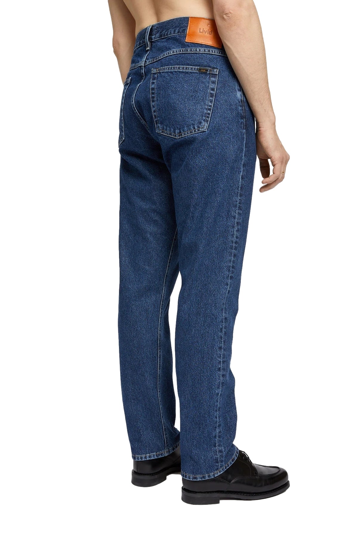 Livid Kai Japan Dawn jeans i blå med klassisk passform og jeansstoff, vist på modell.