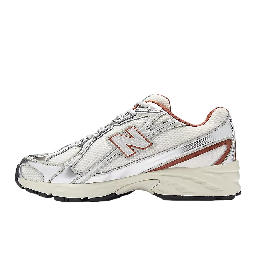 New Balance U 740 3SB sko i off-white med komfortabelt design og sporty stil, vist fra siden.