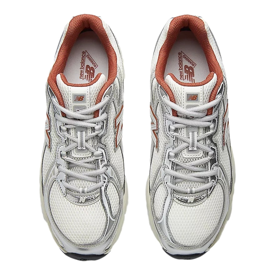 New Balance U 740 3SB sko i Off-White, vises med nærbilde av den stilige sneakersdesignen og hvit farge.
