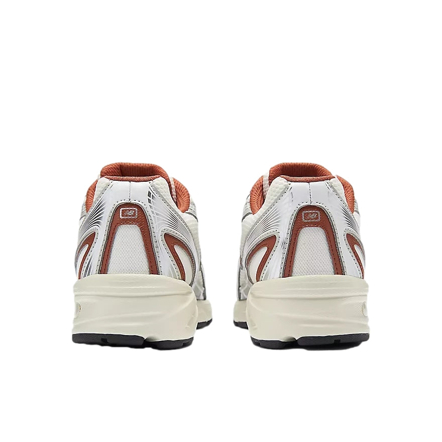 New Balance U 740 3SB sko i off-white med sportlig design og komfortabel passform, for trening og hverdag.
