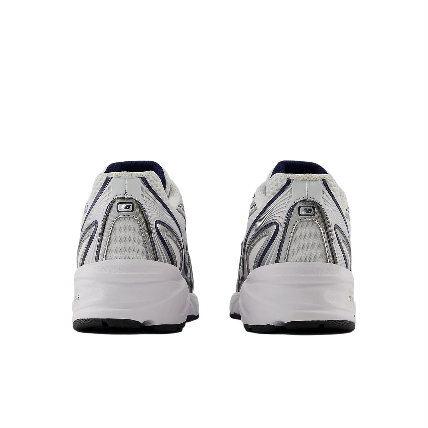 New Balance U 740 WN2 sneakers i hvitt og mørkeblått, sportssko med komfortabel passform og moderne design