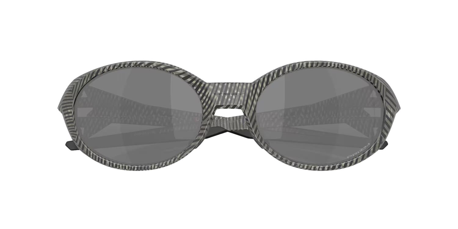 Oakley Eyejacket Redux solbriller med mørkegrå innfatning og glass, sporty design, på en modell.