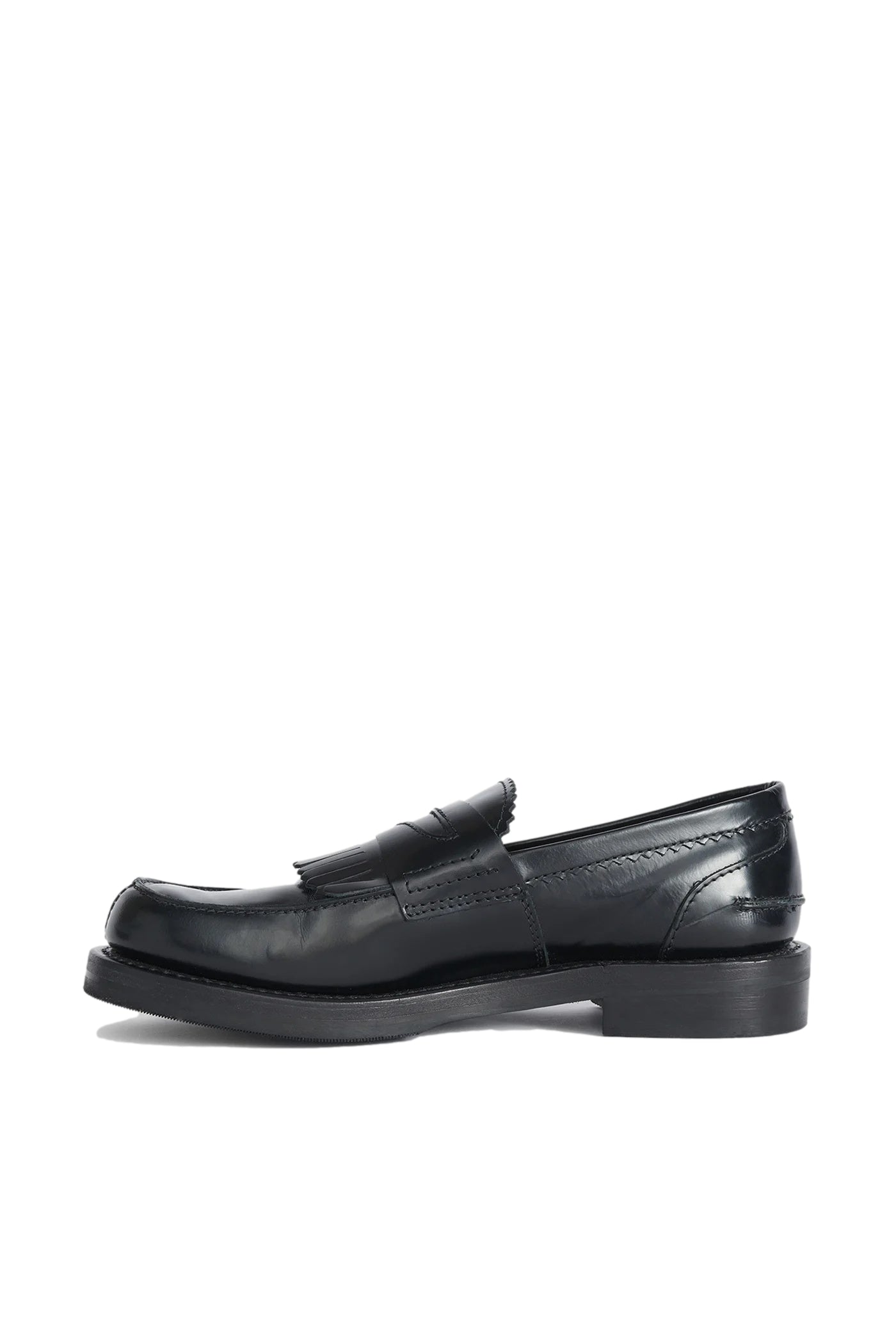 Sort Our Legacy loafers i lær med slip-on design og detaljert søm for komfort og stil, vist på et hvitt bakteppe.