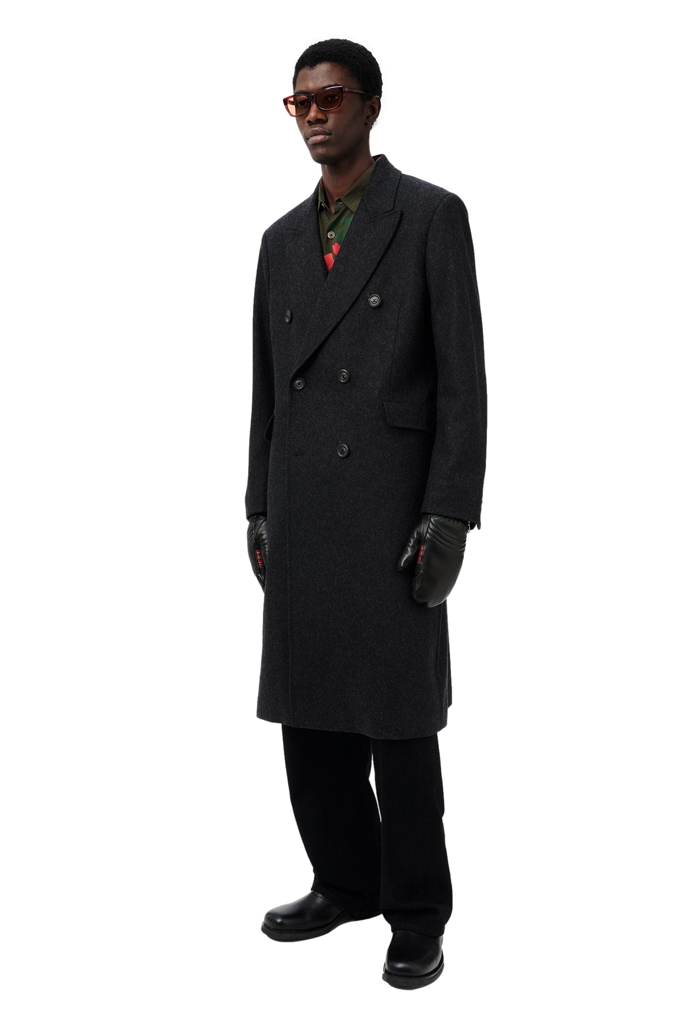 Mørkegrå Our Legacy Whale Coat jakke laget av tykk stoff, vist på modell foran en nøytral bakgrunn.