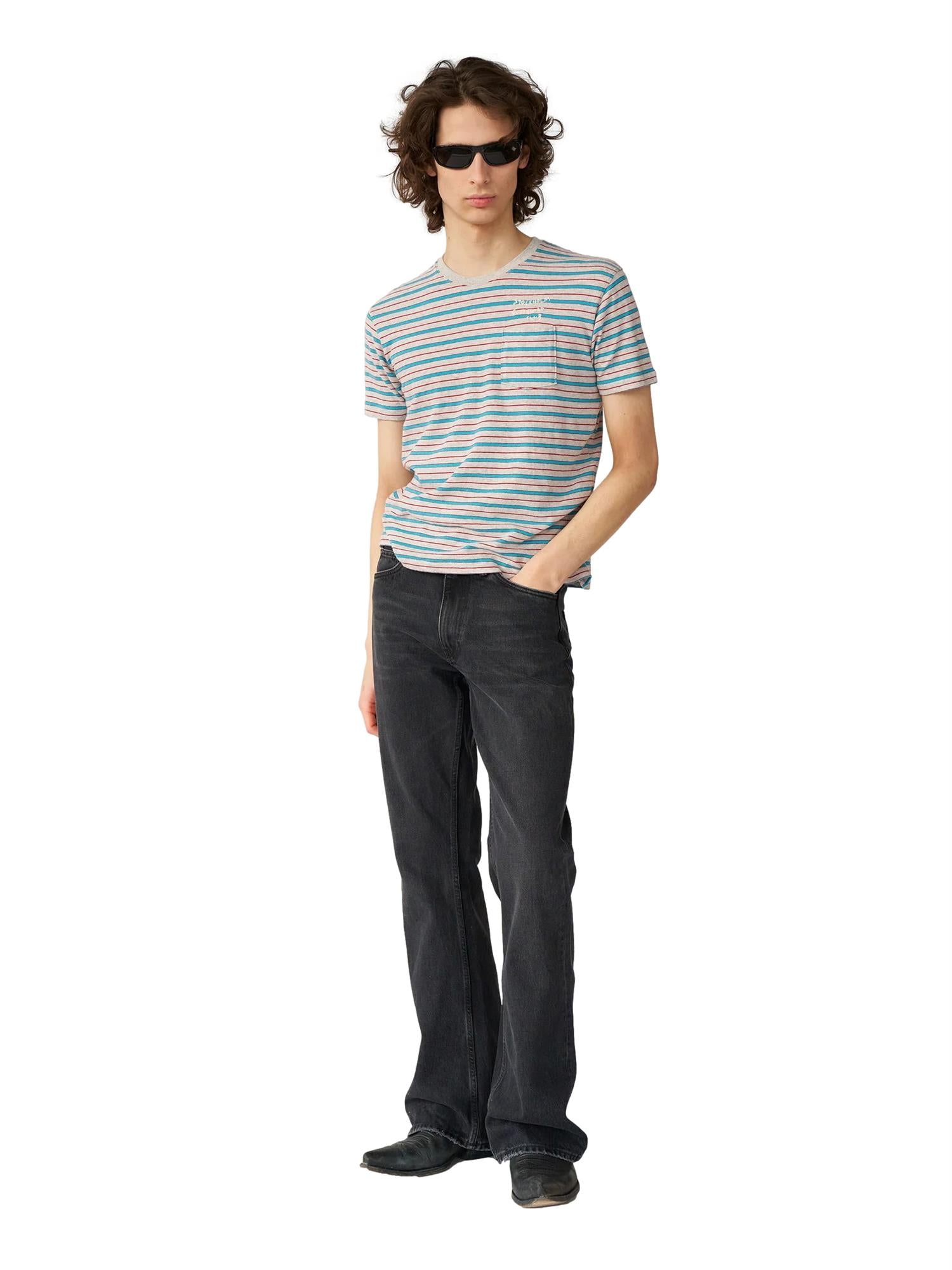Grå stripete T-skjorte fra Stockholm Surfboard Club Franz Pocket Tee, casual og komfortabel for surf- og fritidsbruk.