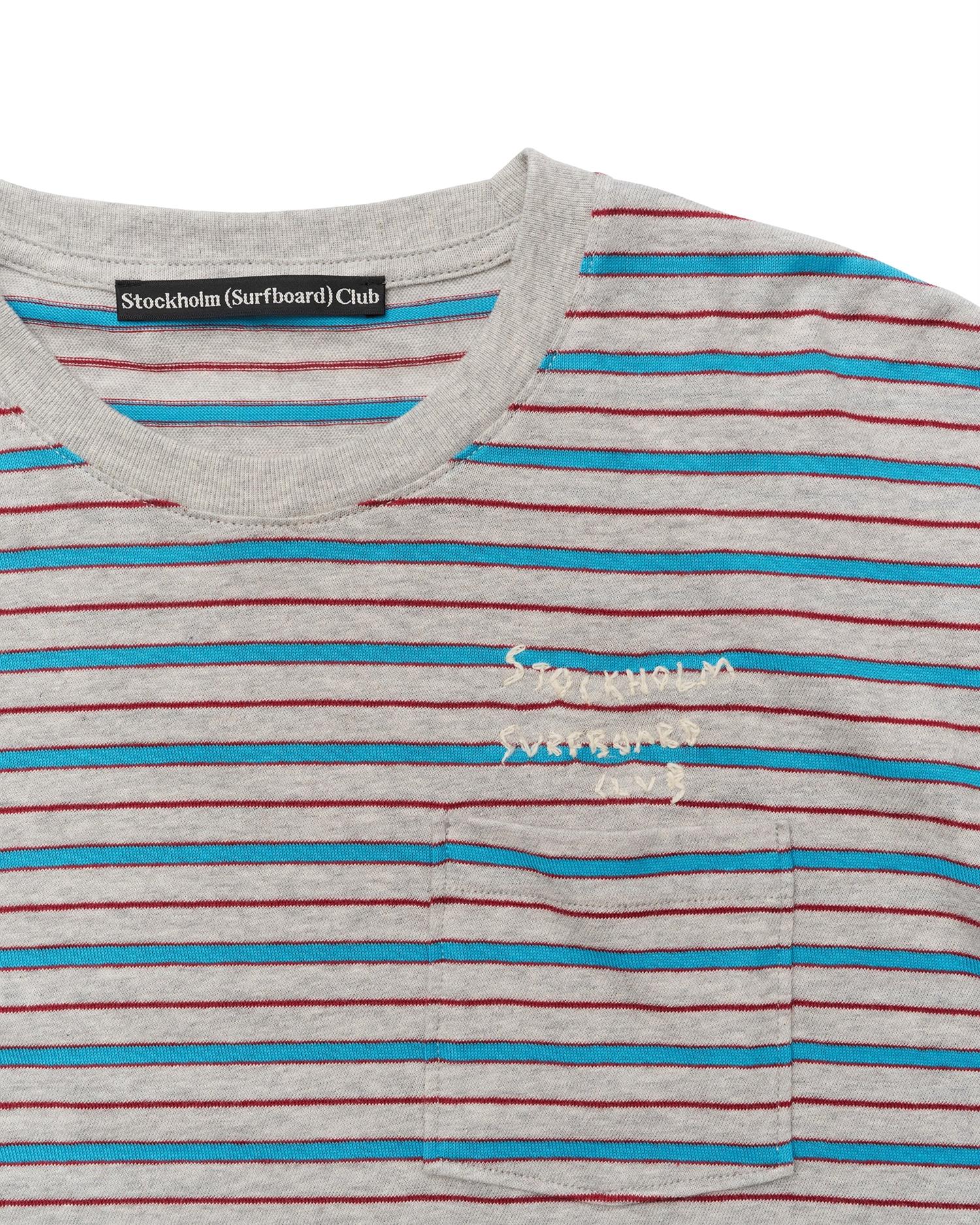 Grå stripet T-skjorte fra Stockholm Surfboard Club Franz Pocket Tee, casual og komfortabel med brystlomme.