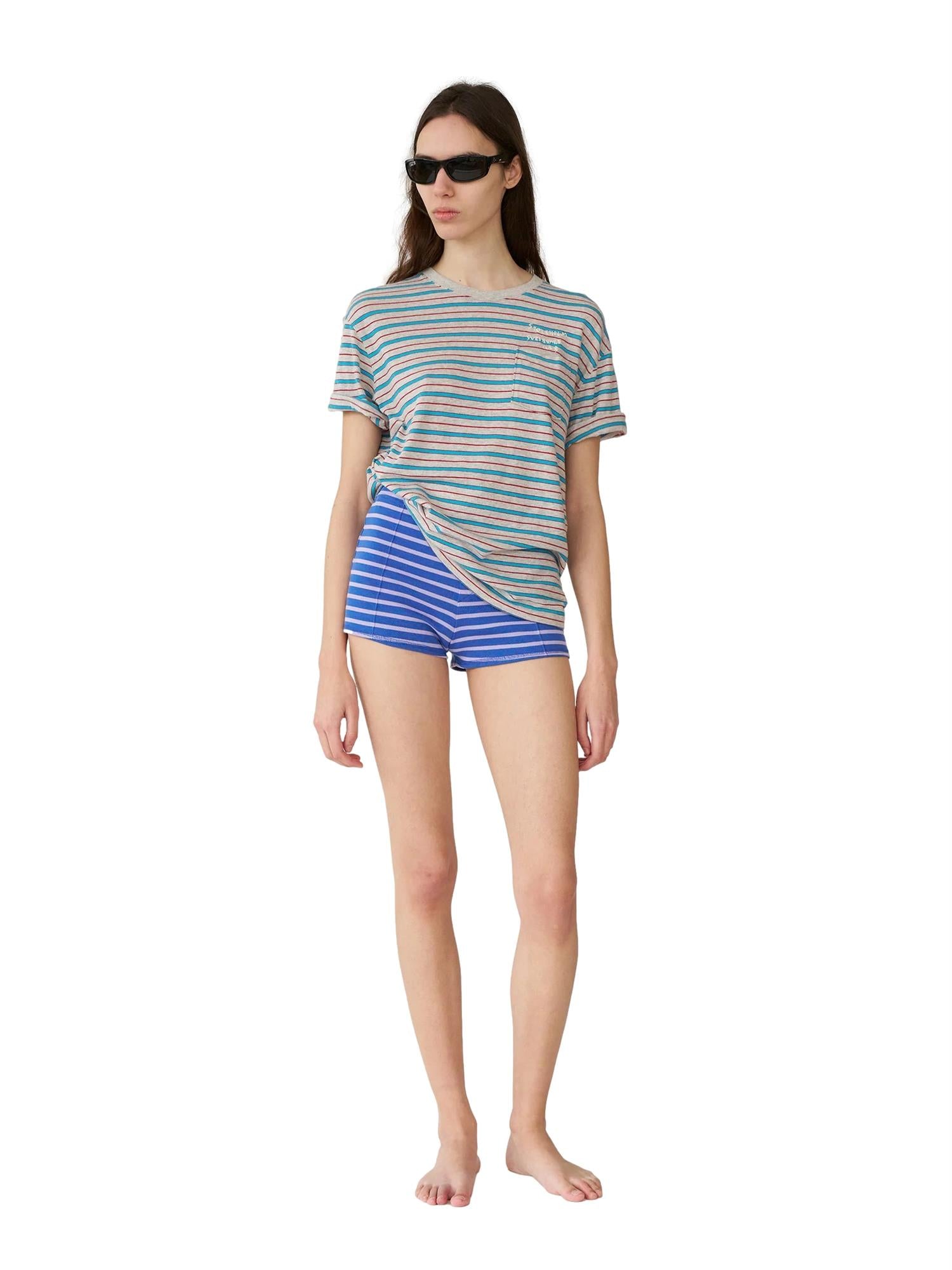 Stockholm Surfboard Club Franz Pocket Tee i grå striper, komfortabel T-skjorte med lommedetalj, for surfing og casual bruk.