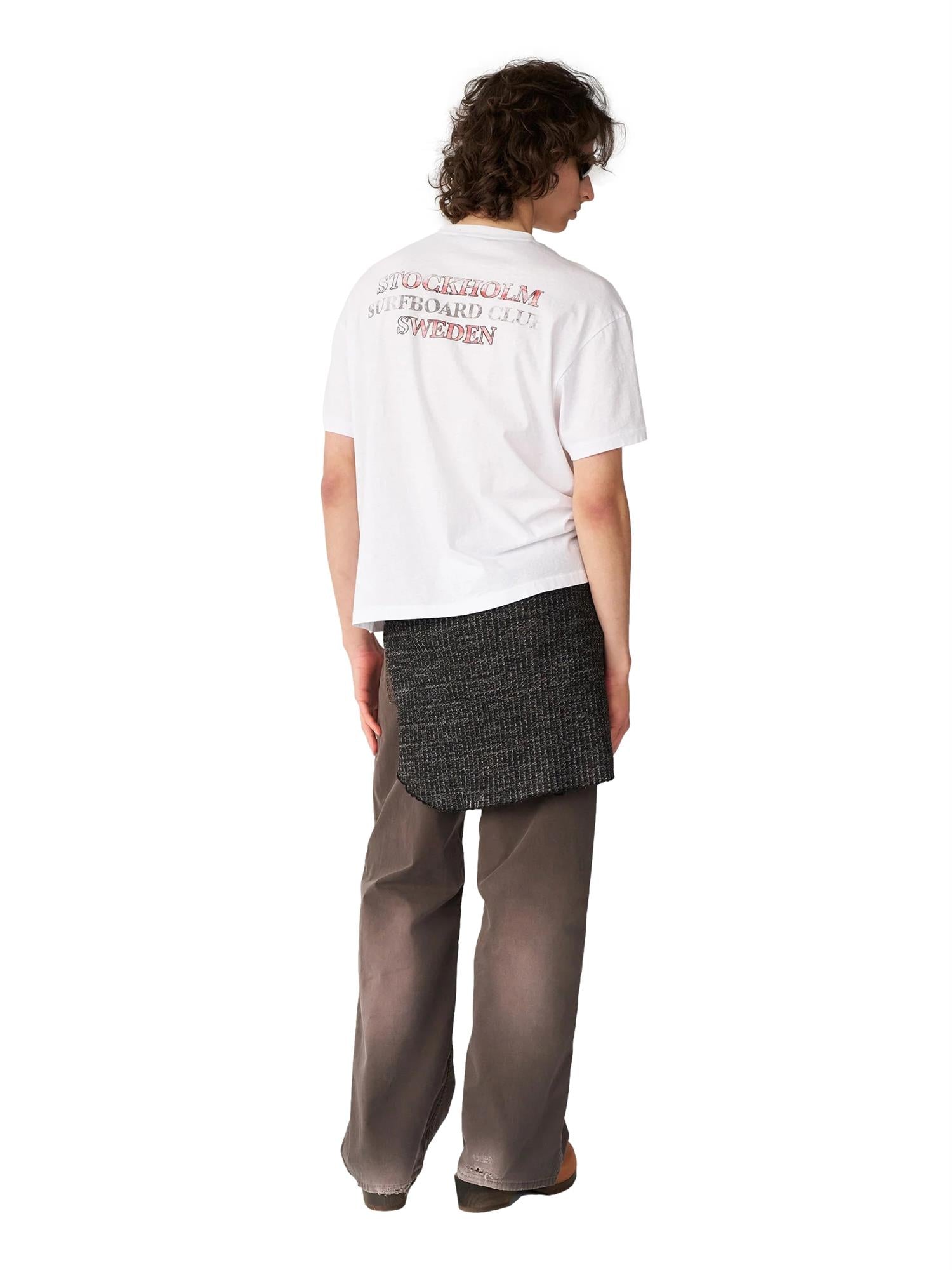 Hvit Stockholm Surfboard Club Pocket Tee T-skjorte med logo foran, komfortabel og stilig for surf- og fritidsbruk.