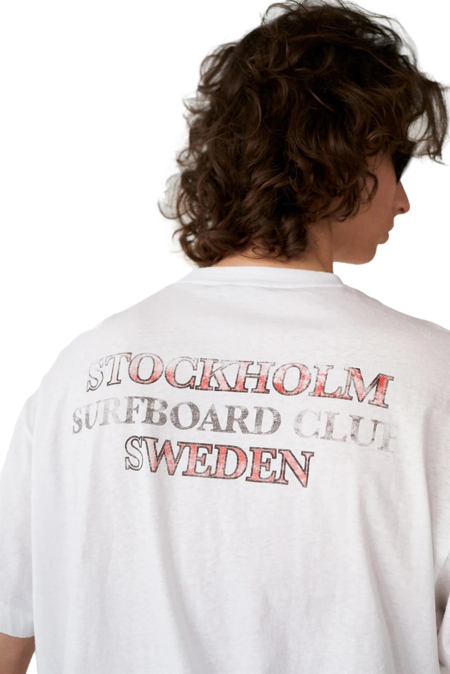 Hvit Stockholm Surfboard Club T-skjorte med lommedesign, myk bomullsbluse for avslappet stil.