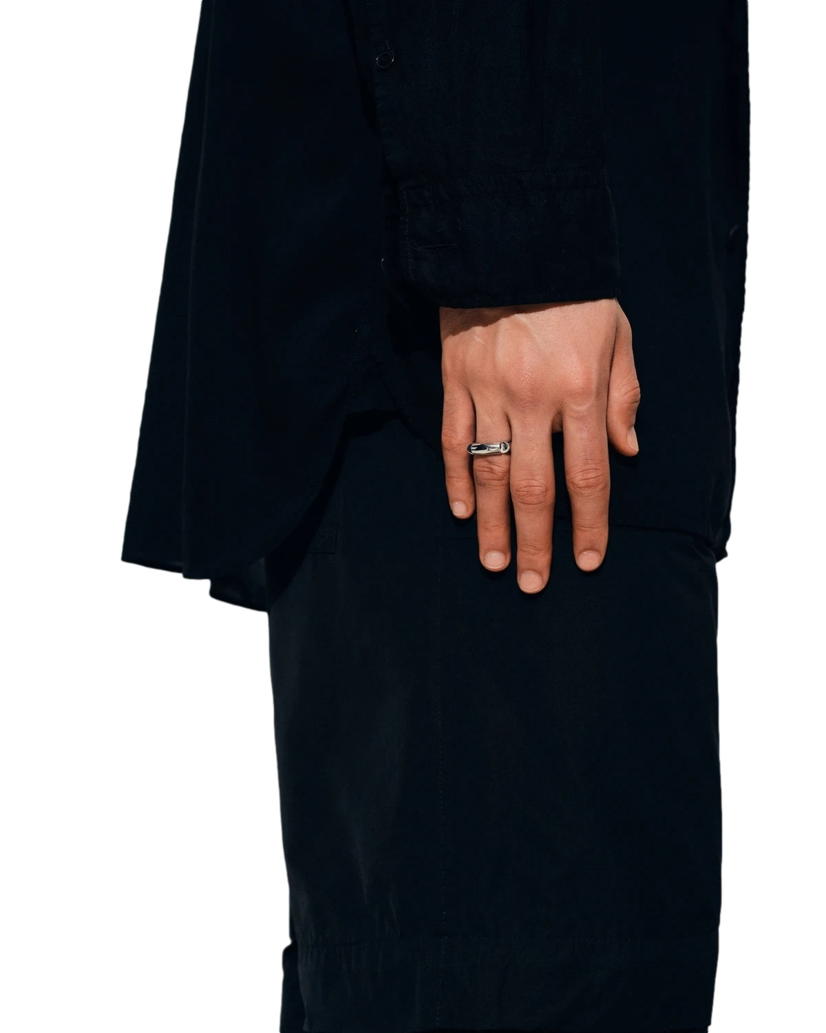 Sølv Tom Wood Kimberlitt ring med glatt overflate og elegant design, vist på en hender.