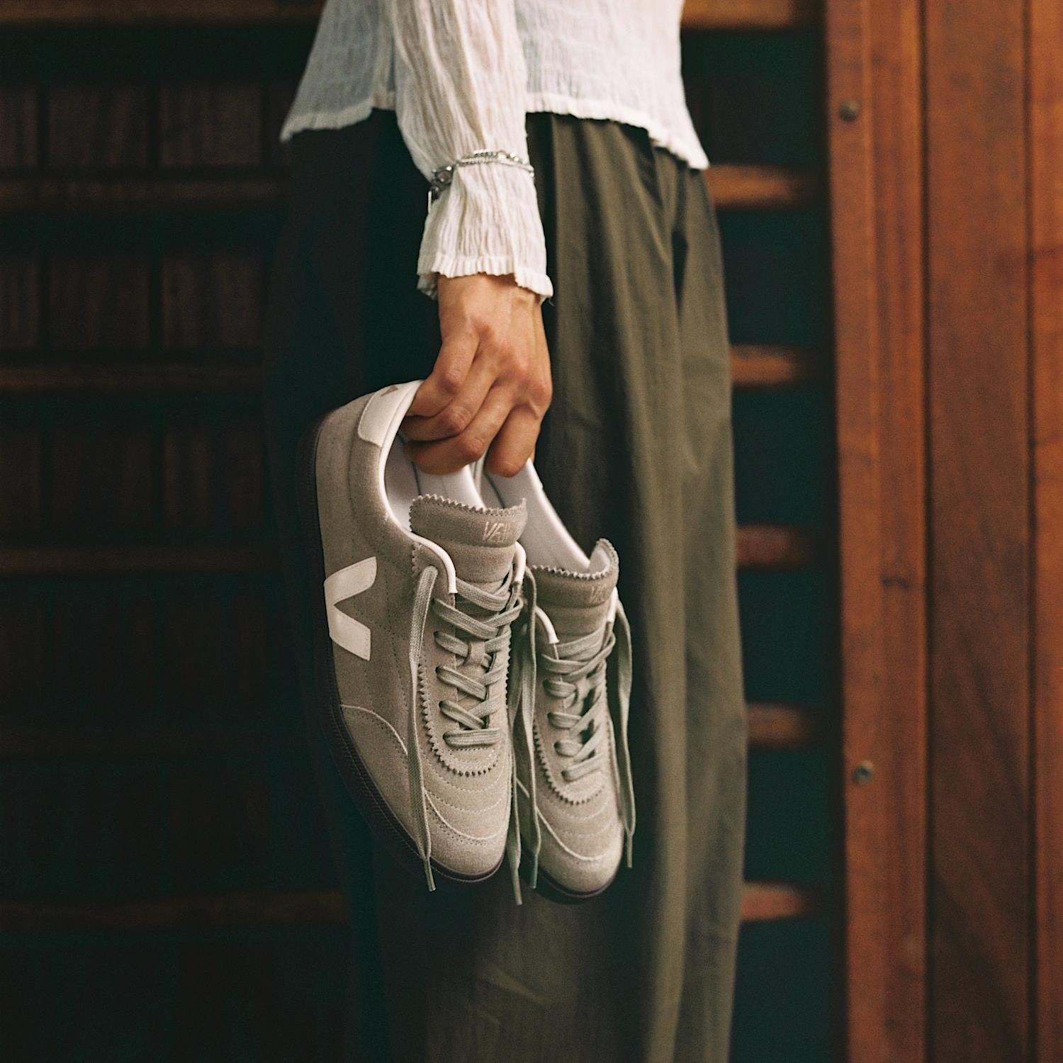 Veja Panenka Suede Taupe Pierre Bark Sko Beige - modostore.no