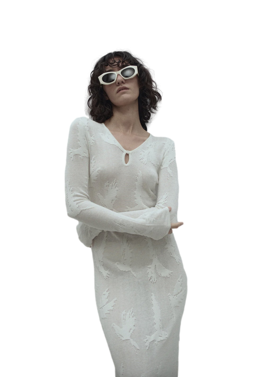Viktoria Chan Hermoni Bird Kjole i off-white med fuglemønster og elegant snitt, perfekt for spesielle anledninger.
