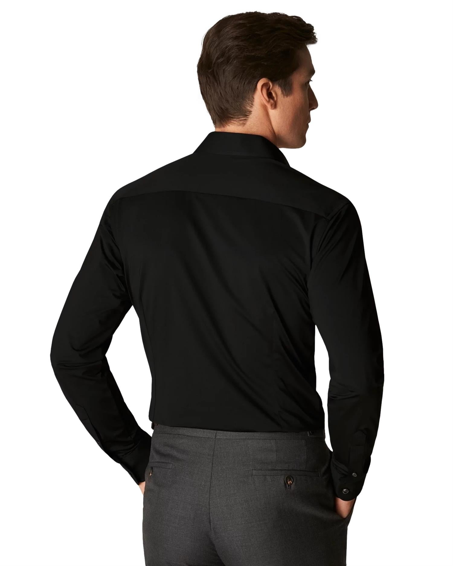 Eton sort skjorte med fireveis stretch, komfortabel og stilren for menn, vist på modell.